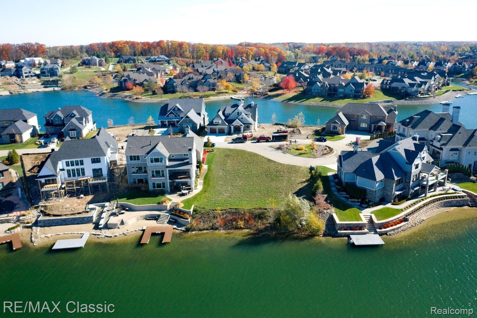 Southlyon, Michigan, 48178, United States, 4 Bedrooms Bedrooms, ,5 BathroomsBathrooms,Residential,Pending,1894538