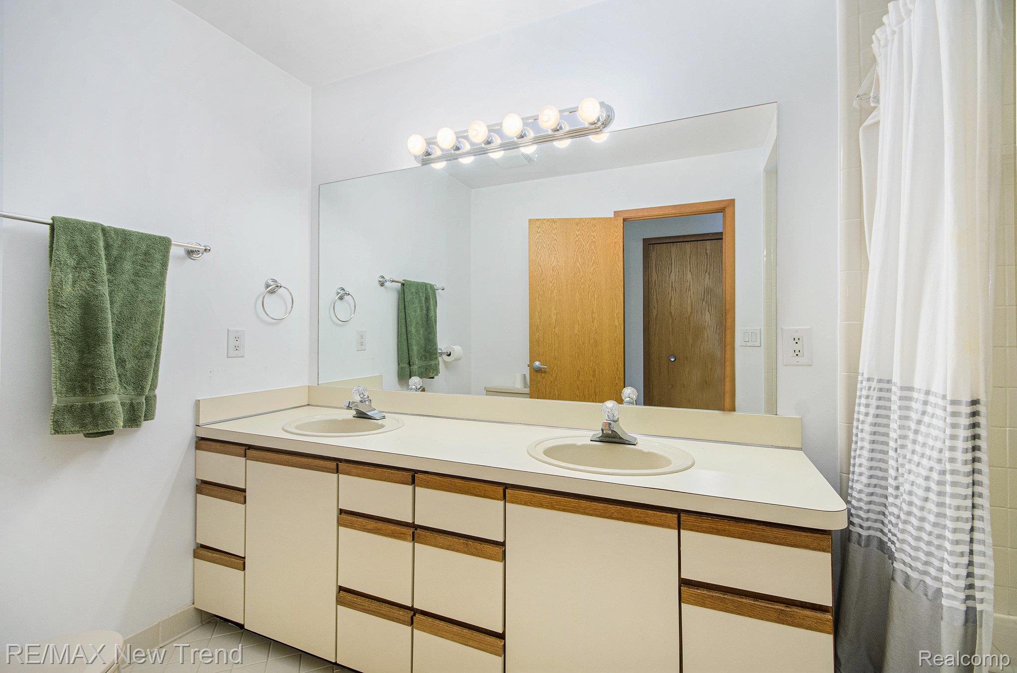 Westbloomfield, Michigan, 48324, United States, 5 Bedrooms Bedrooms, ,5 BathroomsBathrooms,Residential,Active,1922336