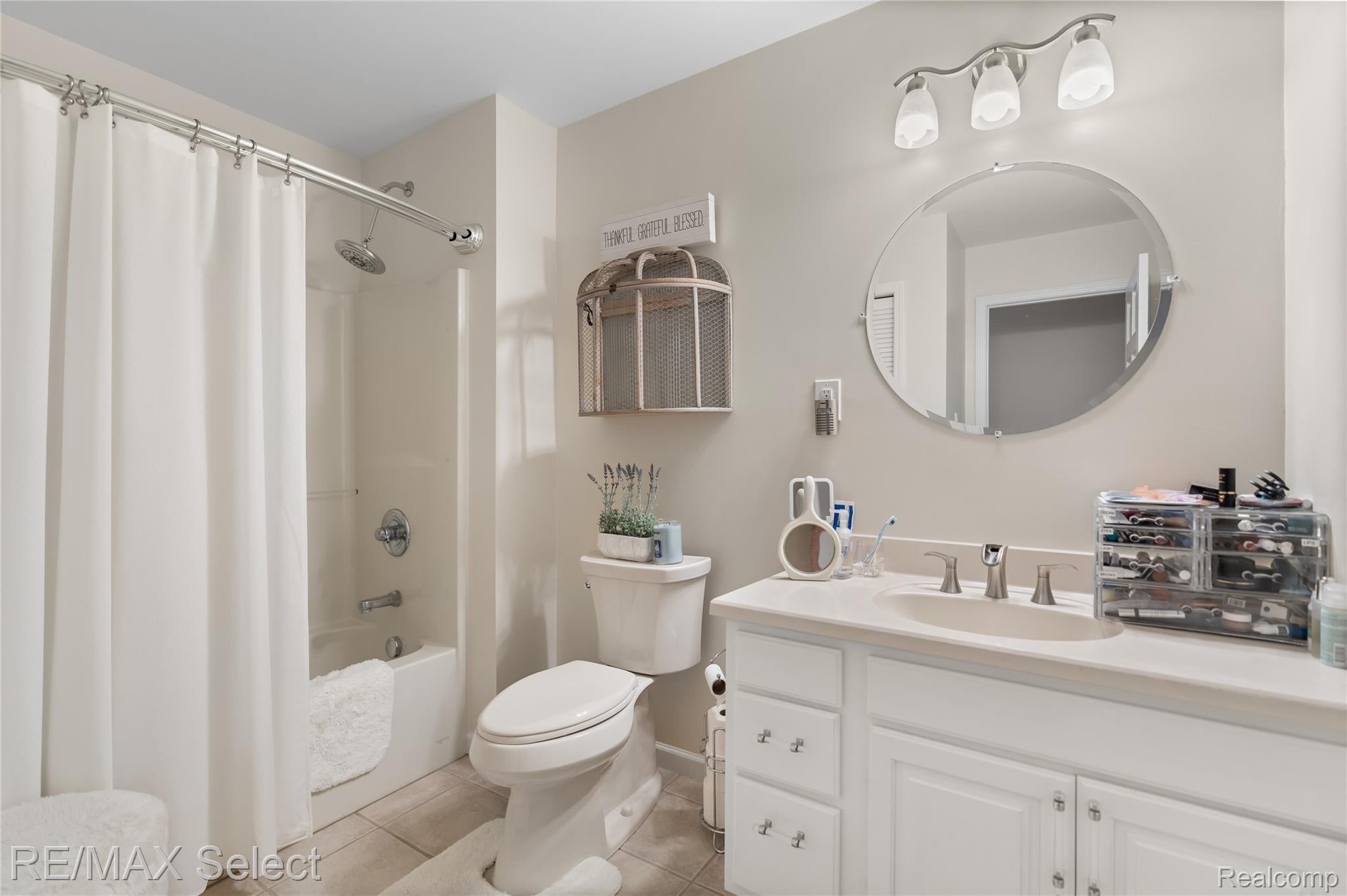 Fenton, Michigan, 48430, United States, 4 Bedrooms Bedrooms, ,5 BathroomsBathrooms,Residential,Active,2016693