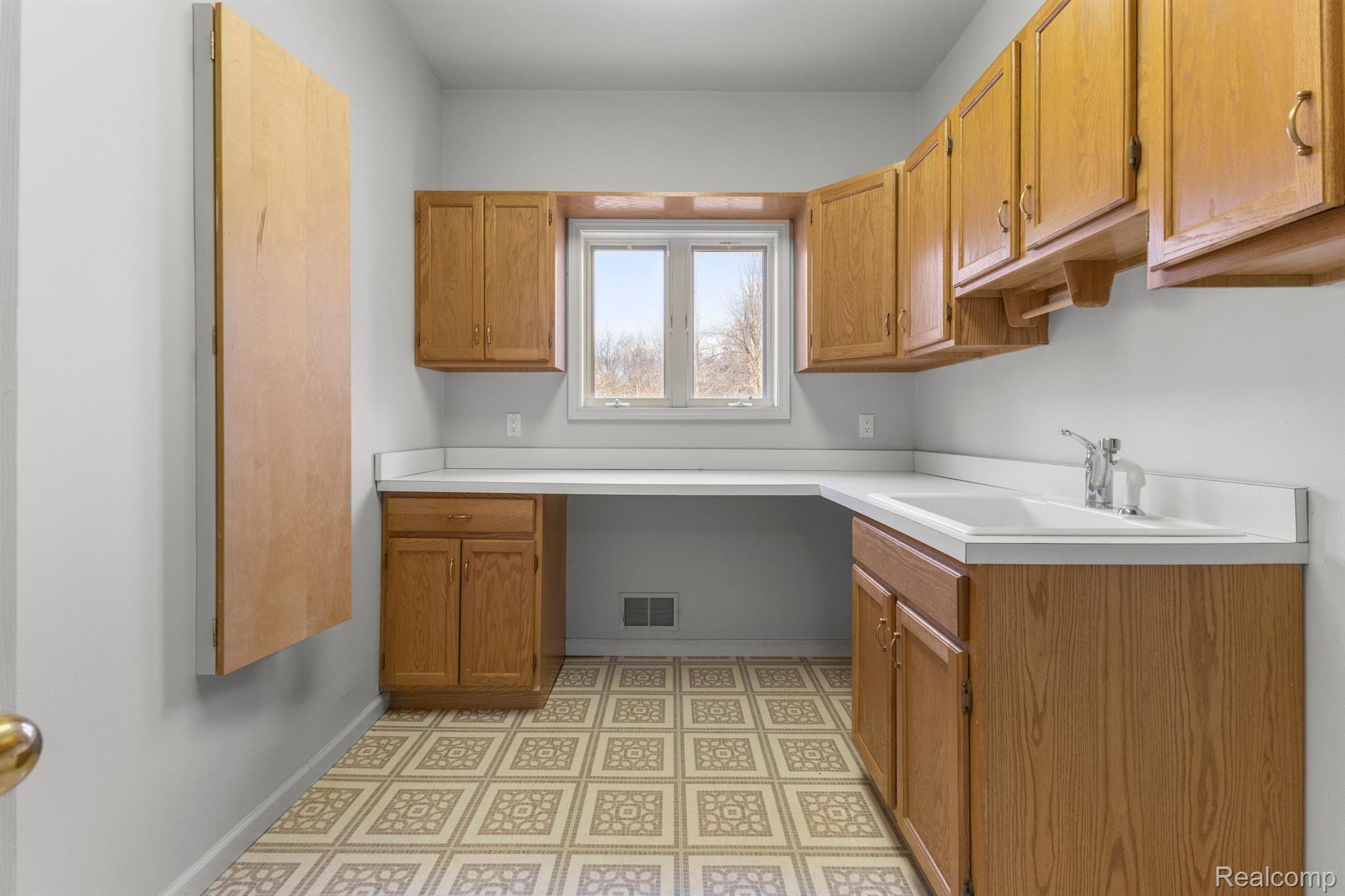 Annarbor, Michigan, 48105, United States, 5 Bedrooms Bedrooms, ,5 BathroomsBathrooms,Residential,Active,1899239