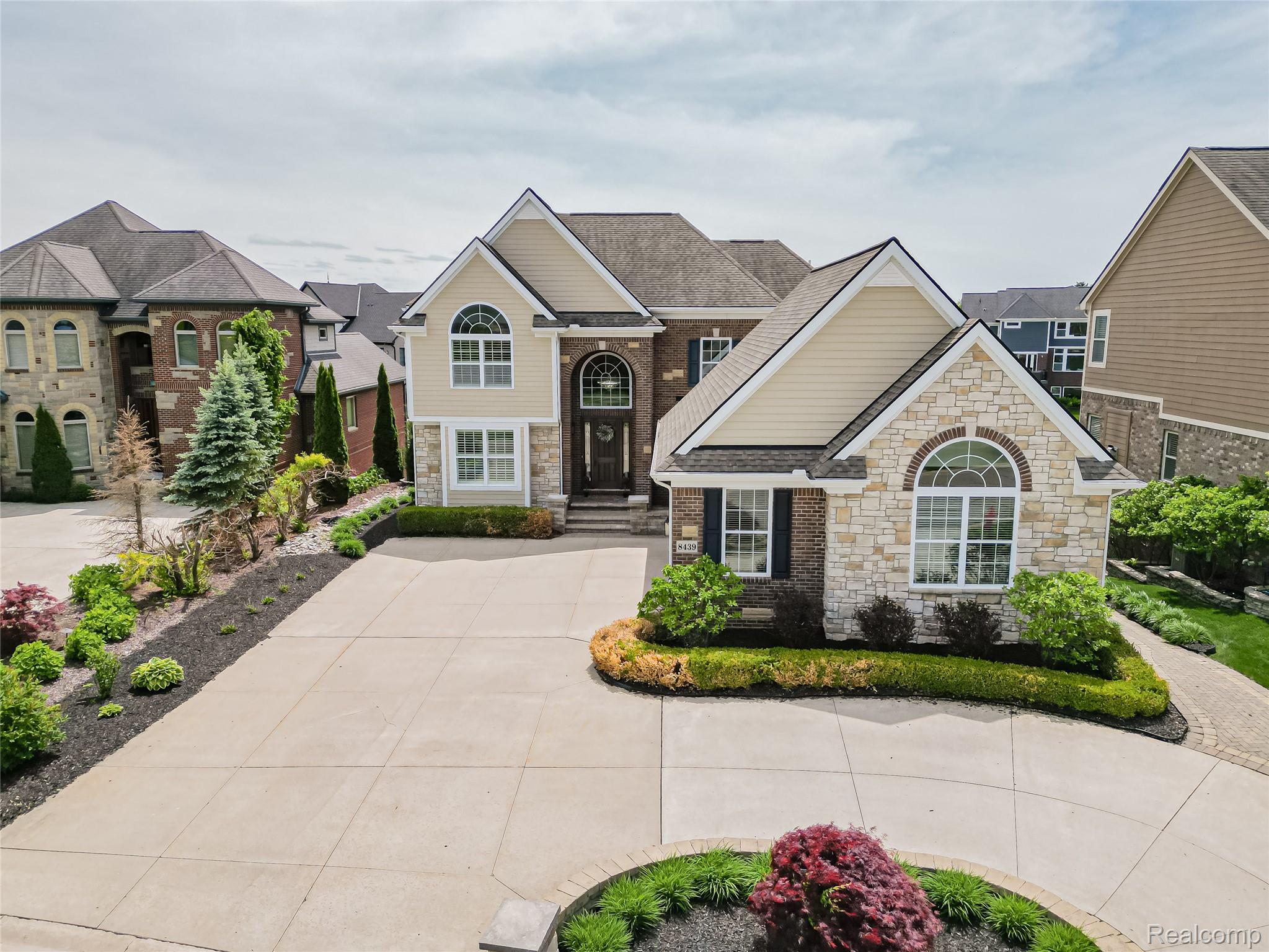 Southlyon, Michigan, 48178, United States, 4 Bedrooms Bedrooms, ,5 BathroomsBathrooms,Residential,Active,2045027