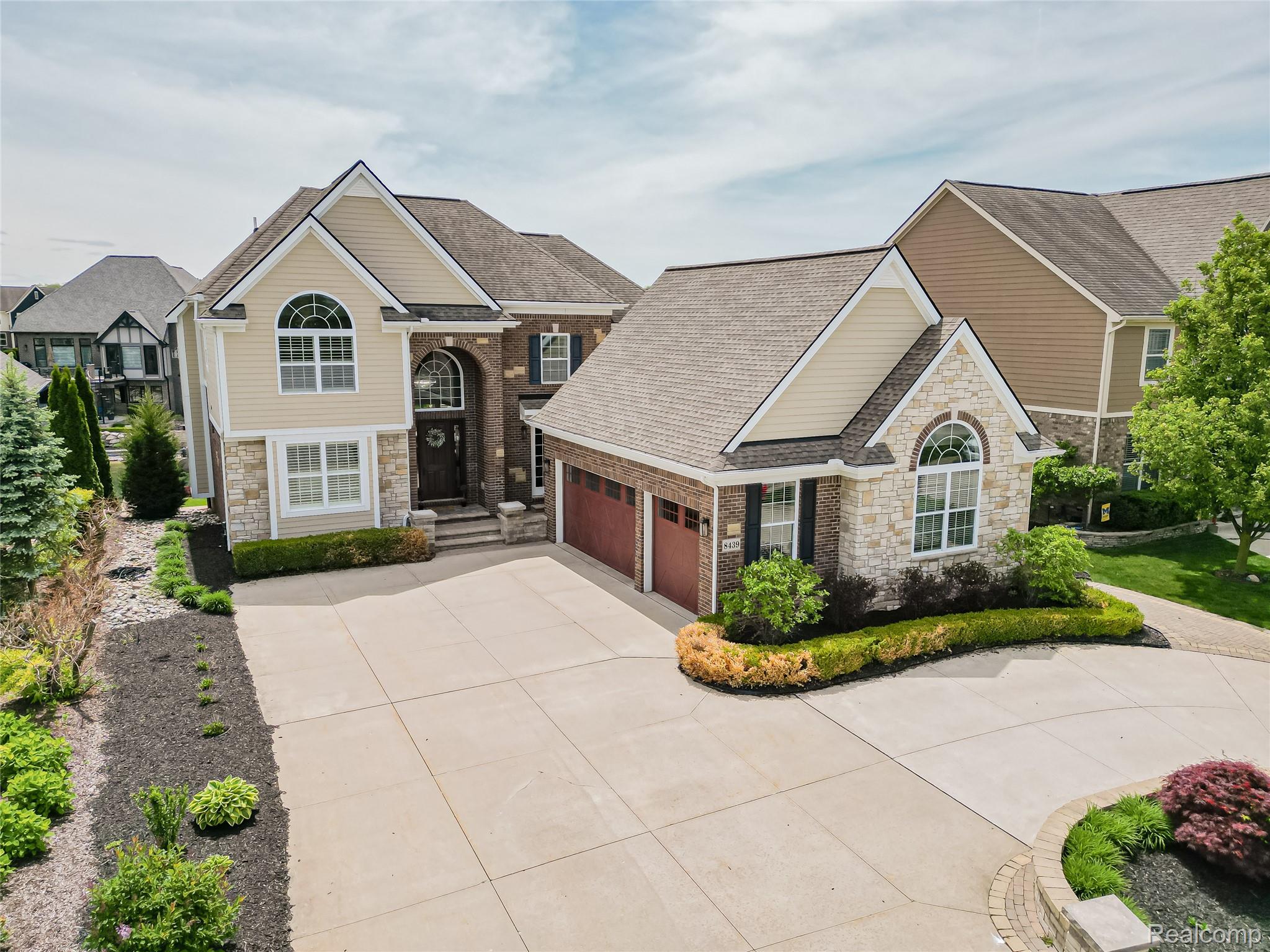 Southlyon, Michigan, 48178, United States, 4 Bedrooms Bedrooms, ,5 BathroomsBathrooms,Residential,Active,2045027