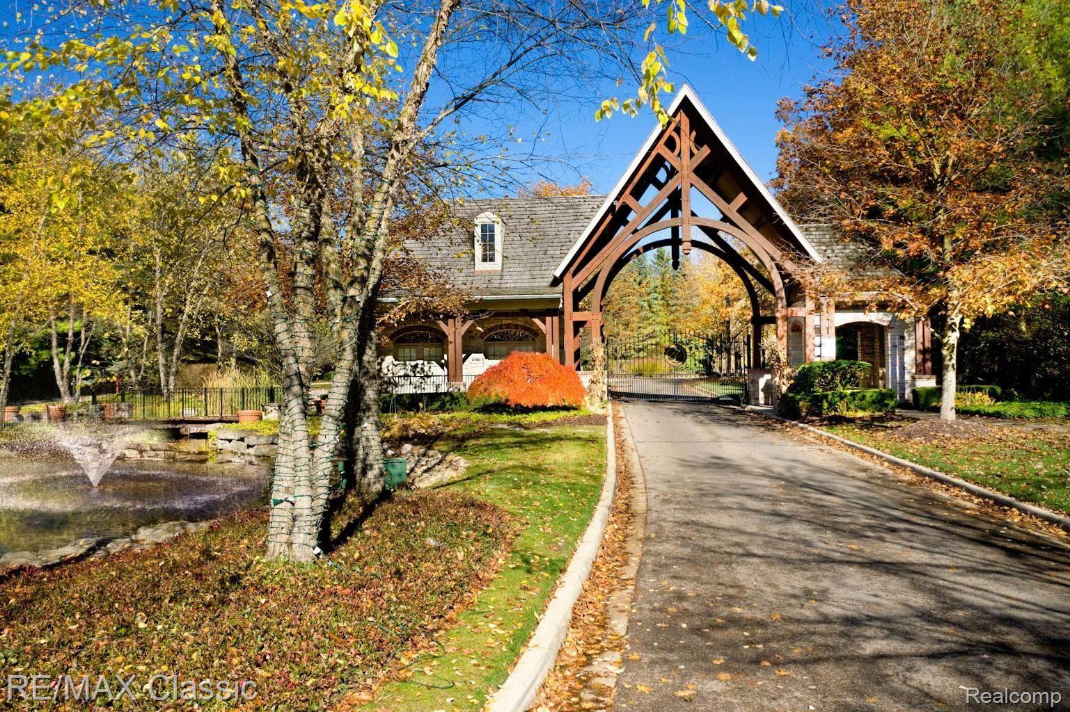 Southlyon, Michigan, 48178, United States, 4 Bedrooms Bedrooms, ,5 BathroomsBathrooms,Residential,Pending,1894538