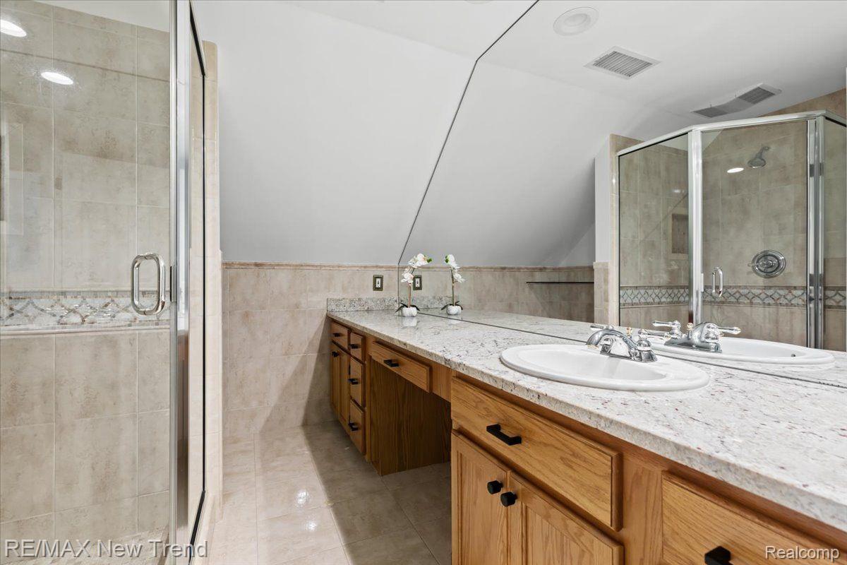 Walledlake, Michigan, 48390, United States, 4 Bedrooms Bedrooms, ,4 BathroomsBathrooms,Residential,Pending,1904161