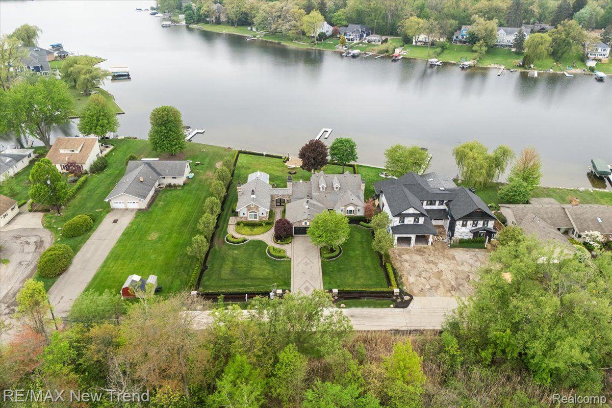 Walledlake, Michigan, 48390, United States, 4 Bedrooms Bedrooms, ,4 BathroomsBathrooms,Residential,Pending,1904161
