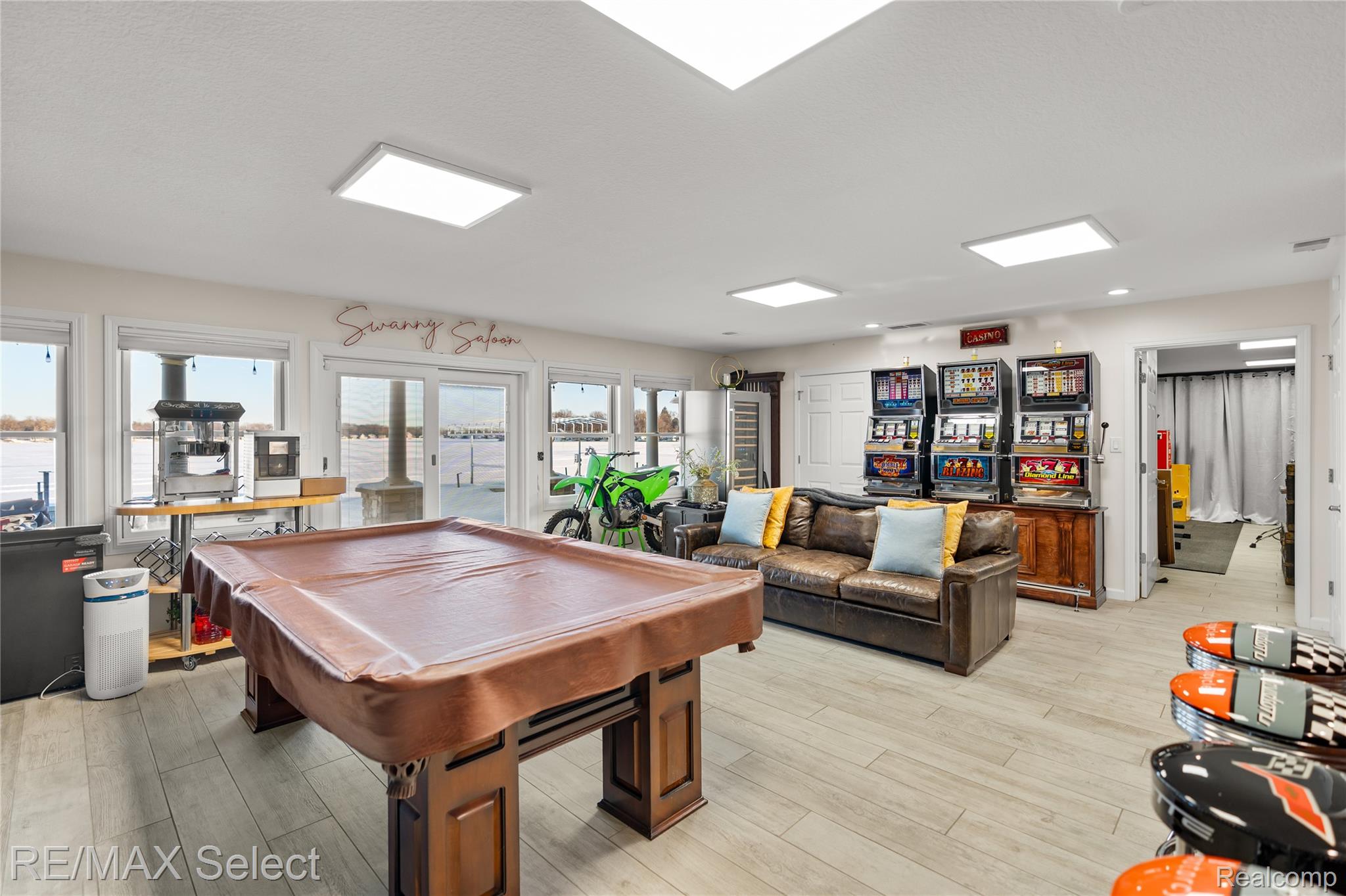 Fenton, Michigan, 48430, United States, 4 Bedrooms Bedrooms, ,5 BathroomsBathrooms,Residential,Active,2016693