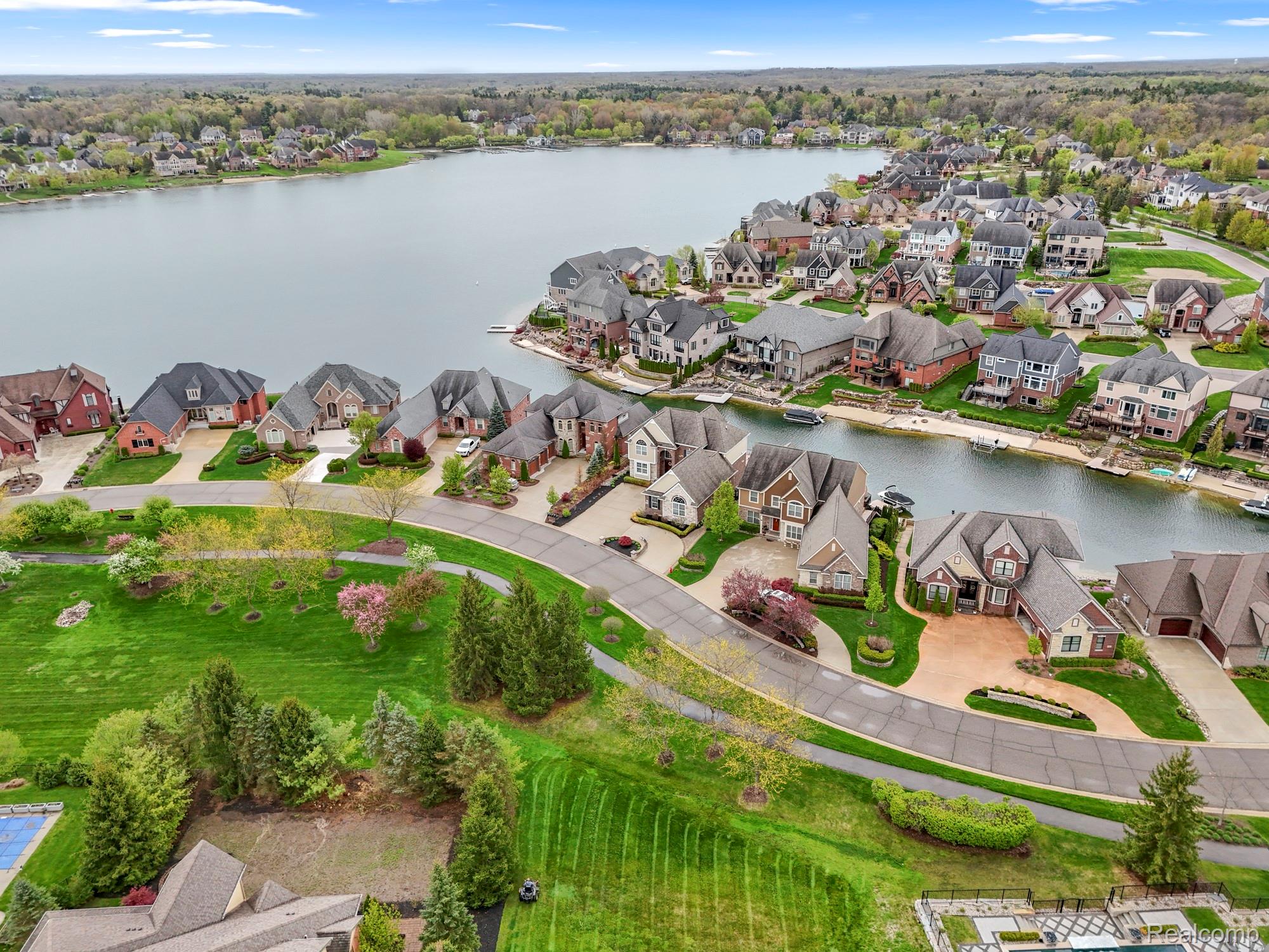 Southlyon, Michigan, 48178, United States, 4 Bedrooms Bedrooms, ,5 BathroomsBathrooms,Residential,Active,2045027