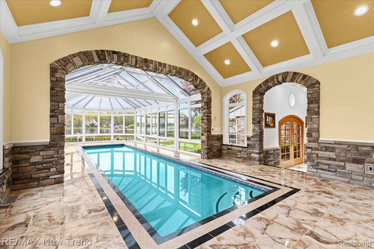 Walledlake, Michigan, 48390, United States, 4 Bedrooms Bedrooms, ,4 BathroomsBathrooms,Residential,Pending,1904161