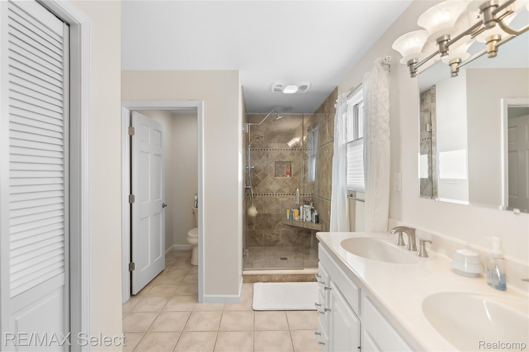 Fenton, Michigan, 48430, United States, 4 Bedrooms Bedrooms, ,5 BathroomsBathrooms,Residential,Active,2016693