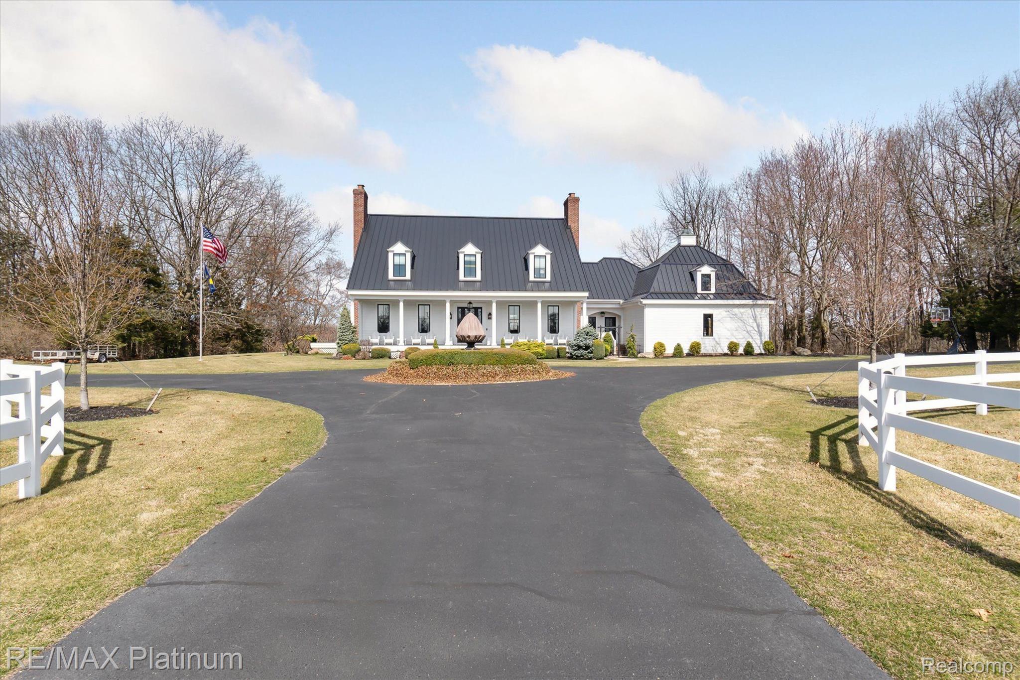 Pinckney, Michigan, 48169, United States, 5 Bedrooms Bedrooms, ,7 BathroomsBathrooms,Residential,Active,1756437