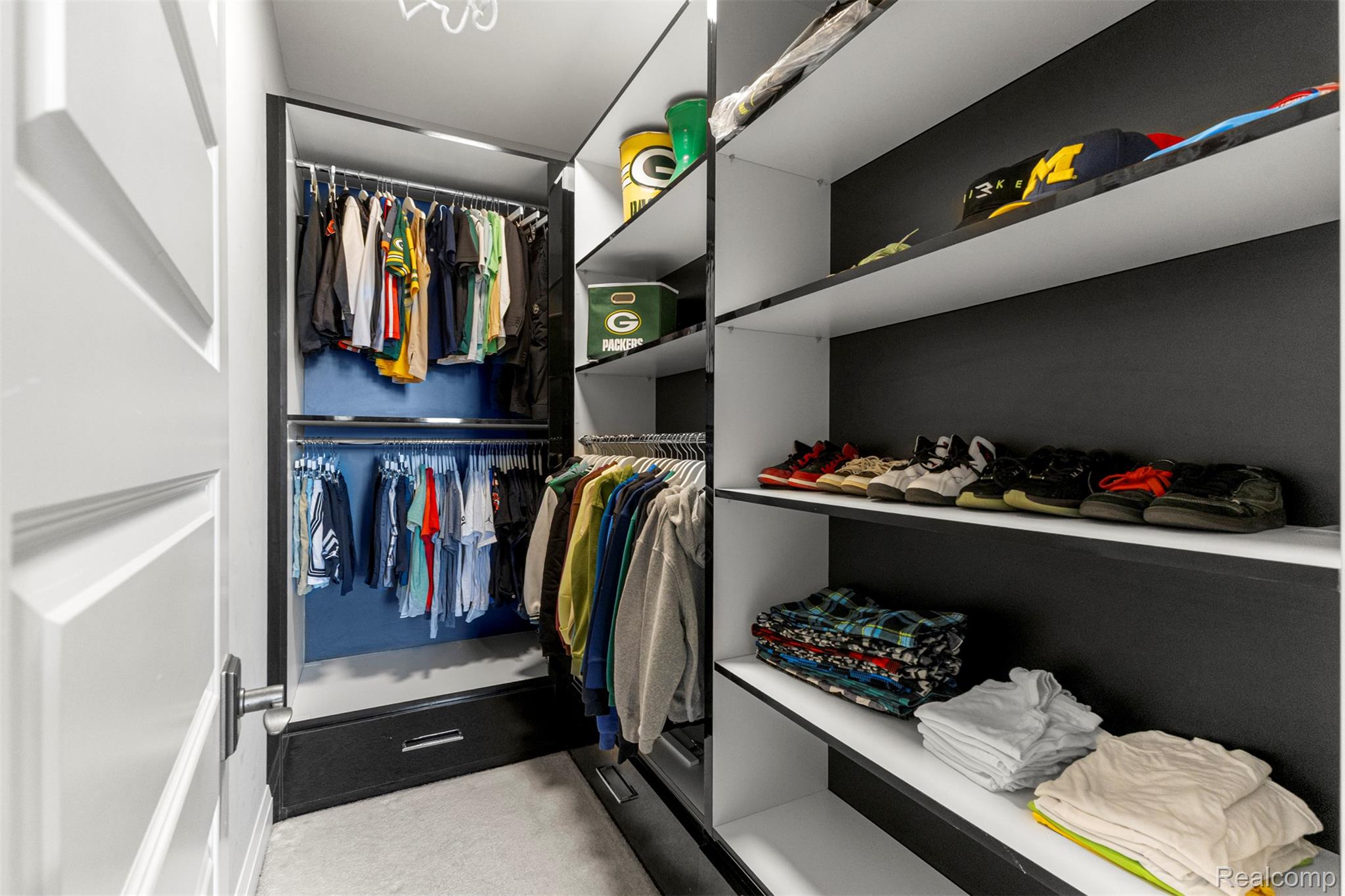 Northville, Michigan, 48168, United States, 5 Bedrooms Bedrooms, ,7 BathroomsBathrooms,Residential,Active,1960117