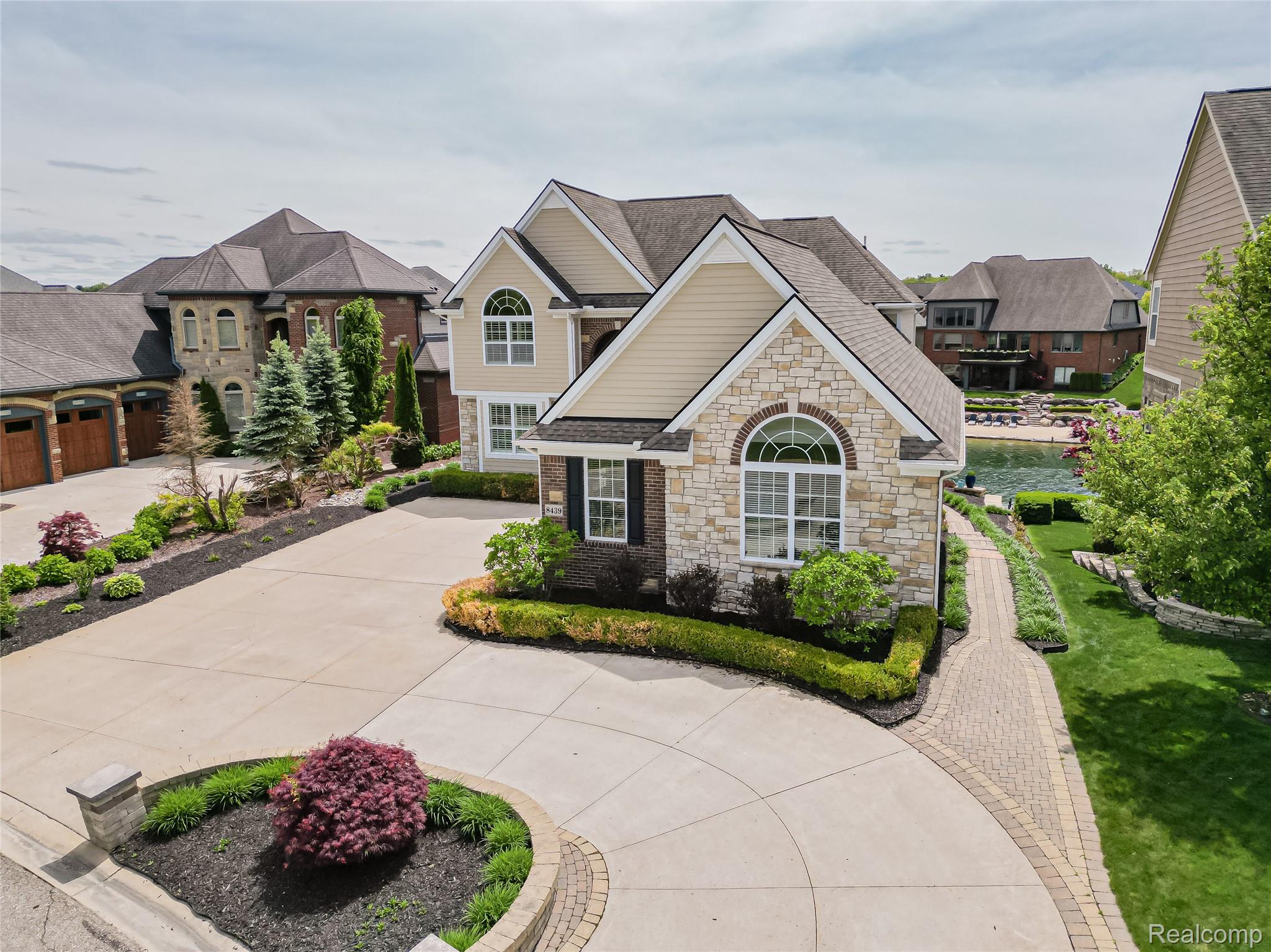 Southlyon, Michigan, 48178, United States, 4 Bedrooms Bedrooms, ,5 BathroomsBathrooms,Residential,Active,2045027