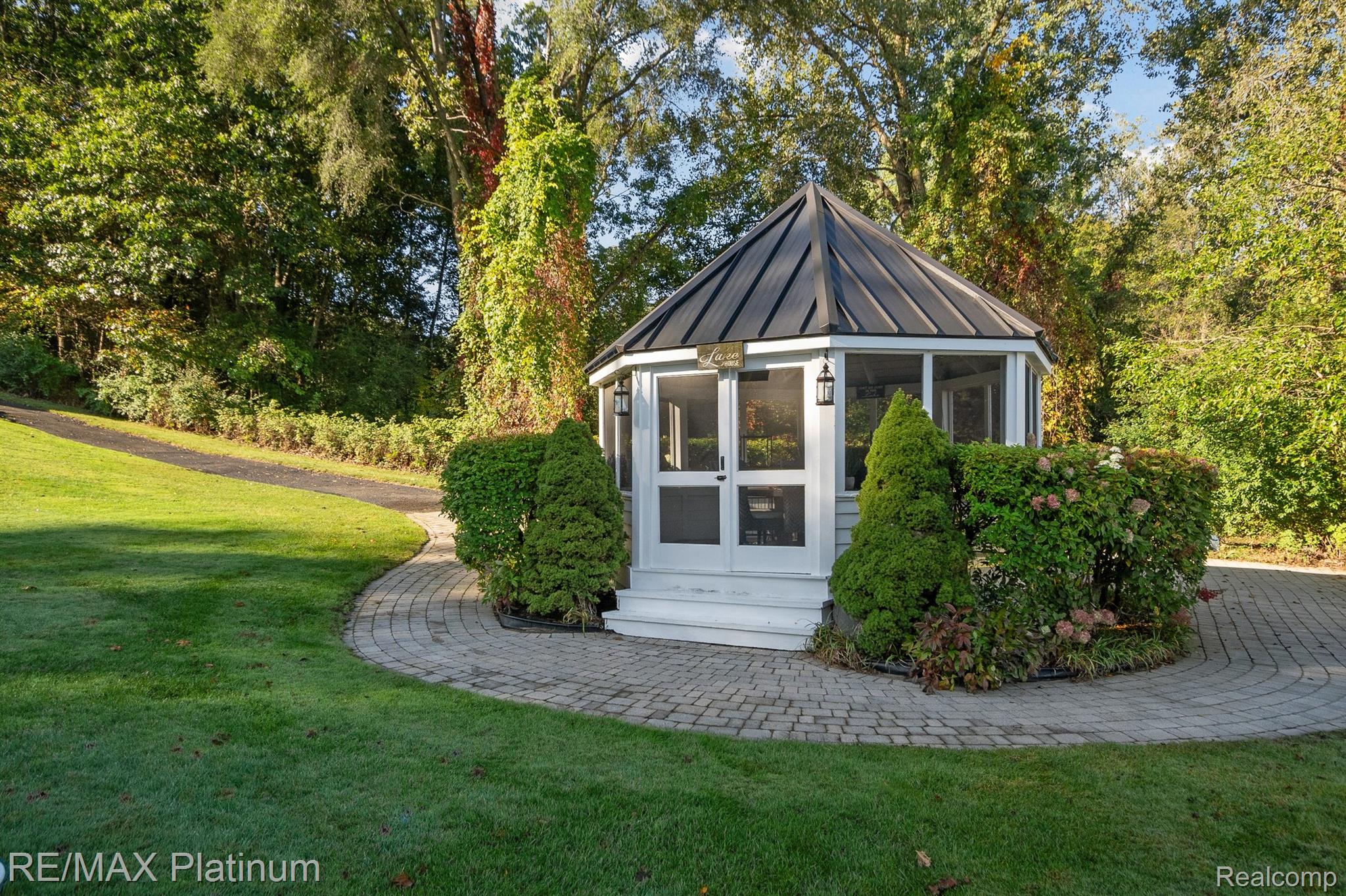 Pinckney, Michigan, 48169, United States, 5 Bedrooms Bedrooms, ,7 BathroomsBathrooms,Residential,Active,1954026