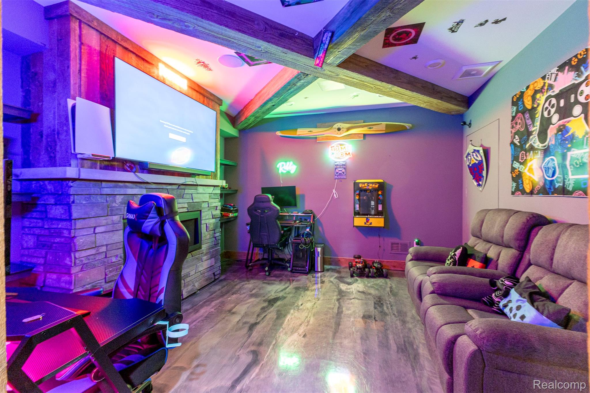 Northville, Michigan, 48168, United States, 5 Bedrooms Bedrooms, ,7 BathroomsBathrooms,Residential,Active,1960117