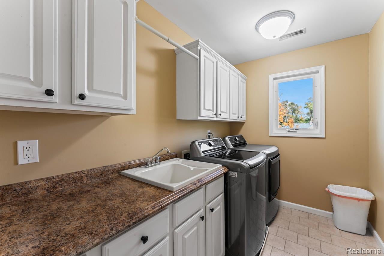 Linden, Michigan, 48451, United States, 5 Bedrooms Bedrooms, ,6 BathroomsBathrooms,Residential,Active,1959969