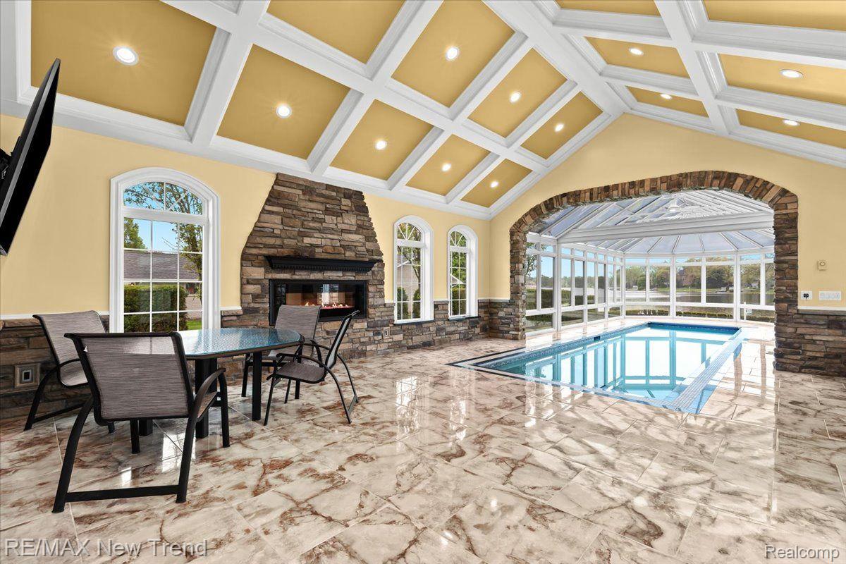 Walledlake, Michigan, 48390, United States, 4 Bedrooms Bedrooms, ,4 BathroomsBathrooms,Residential,Pending,1904161