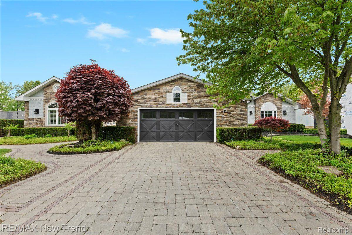 Walledlake, Michigan, 48390, United States, 4 Bedrooms Bedrooms, ,4 BathroomsBathrooms,Residential,Pending,1904161
