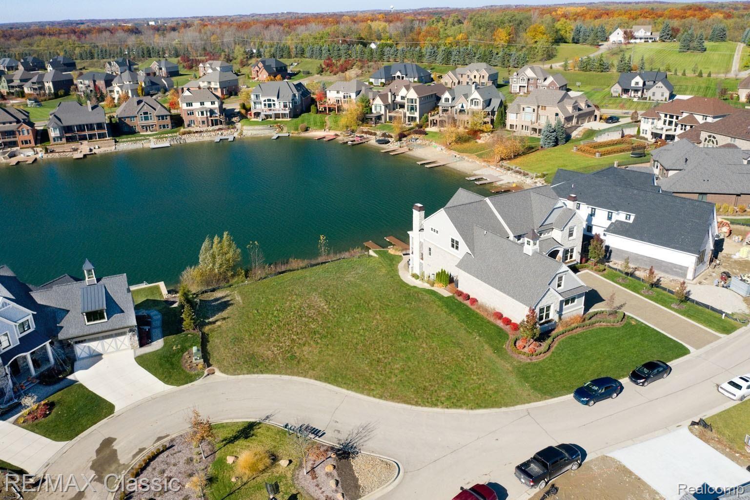 Southlyon, Michigan, 48178, United States, 4 Bedrooms Bedrooms, ,5 BathroomsBathrooms,Residential,Pending,1894538