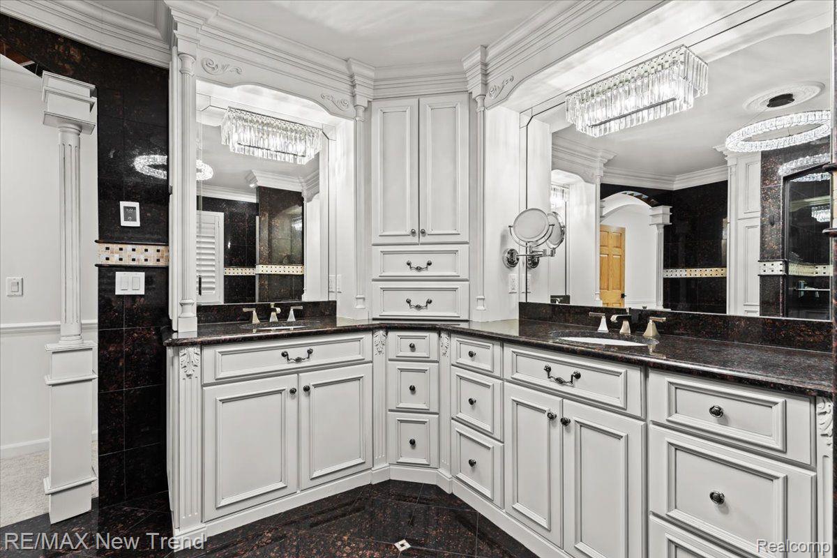 Walledlake, Michigan, 48390, United States, 4 Bedrooms Bedrooms, ,4 BathroomsBathrooms,Residential,Pending,1904161