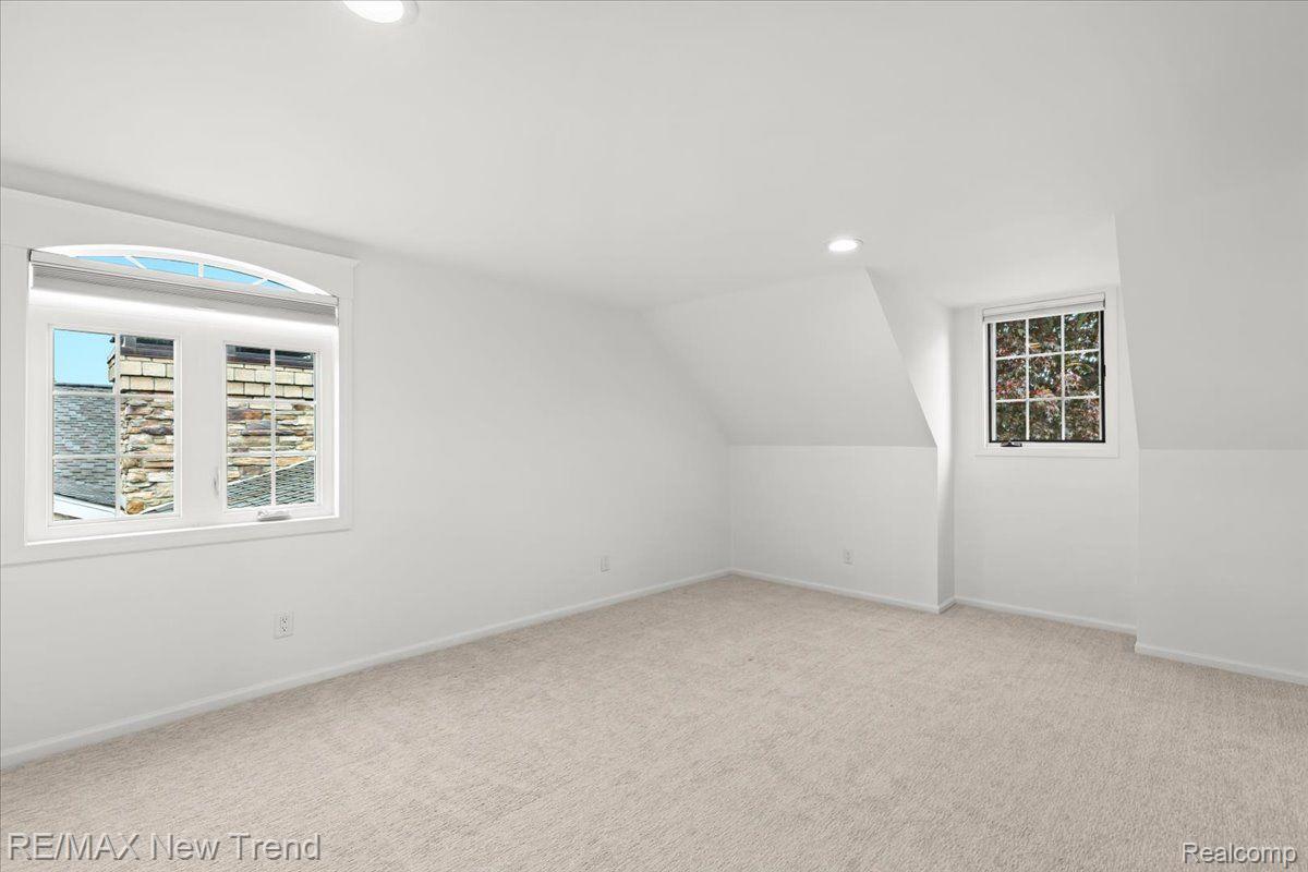 Walledlake, Michigan, 48390, United States, 4 Bedrooms Bedrooms, ,4 BathroomsBathrooms,Residential,Pending,1904161