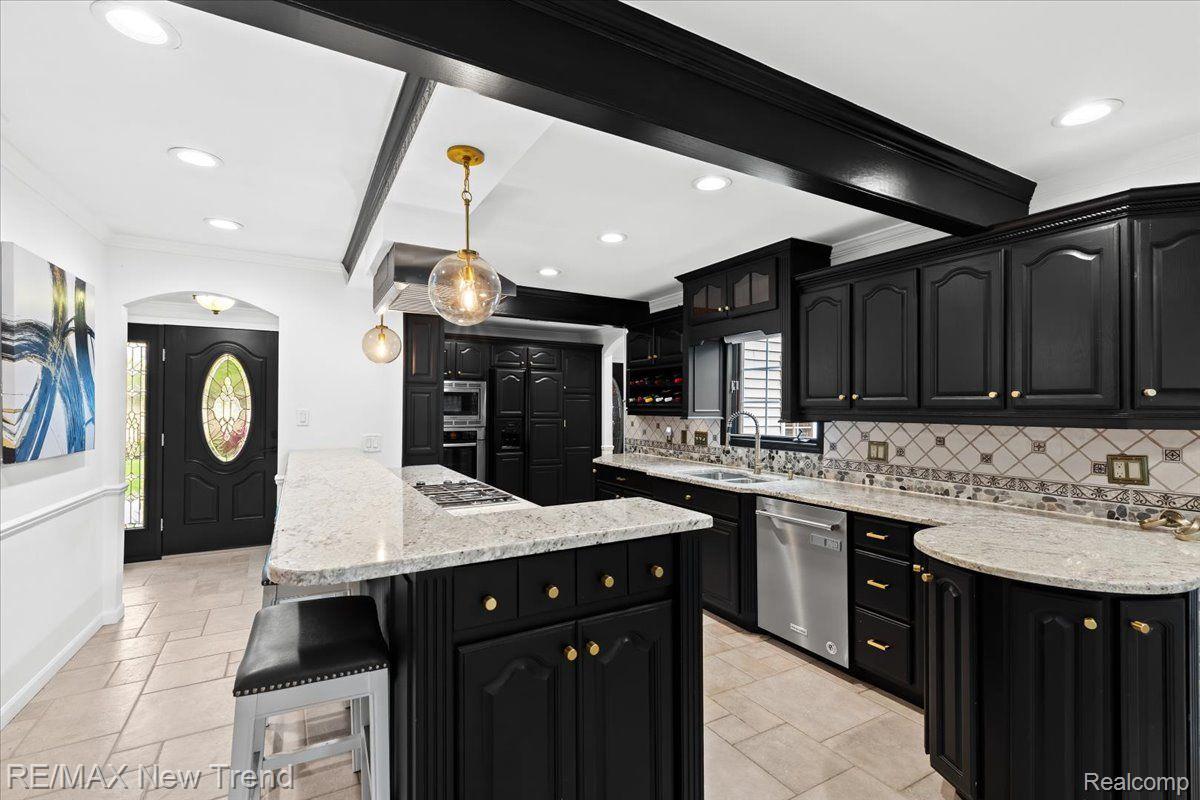 Walledlake, Michigan, 48390, United States, 4 Bedrooms Bedrooms, ,4 BathroomsBathrooms,Residential,Pending,1904161