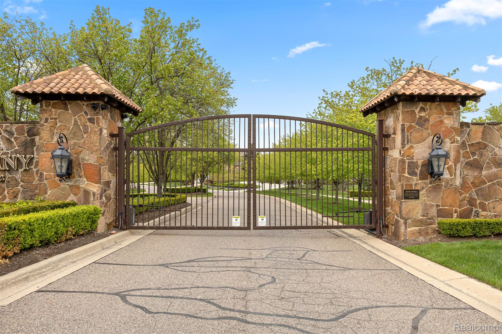 Northville, Michigan, 48167, United States, 4 Bedrooms Bedrooms, ,4 BathroomsBathrooms,Residential,Active,2052116