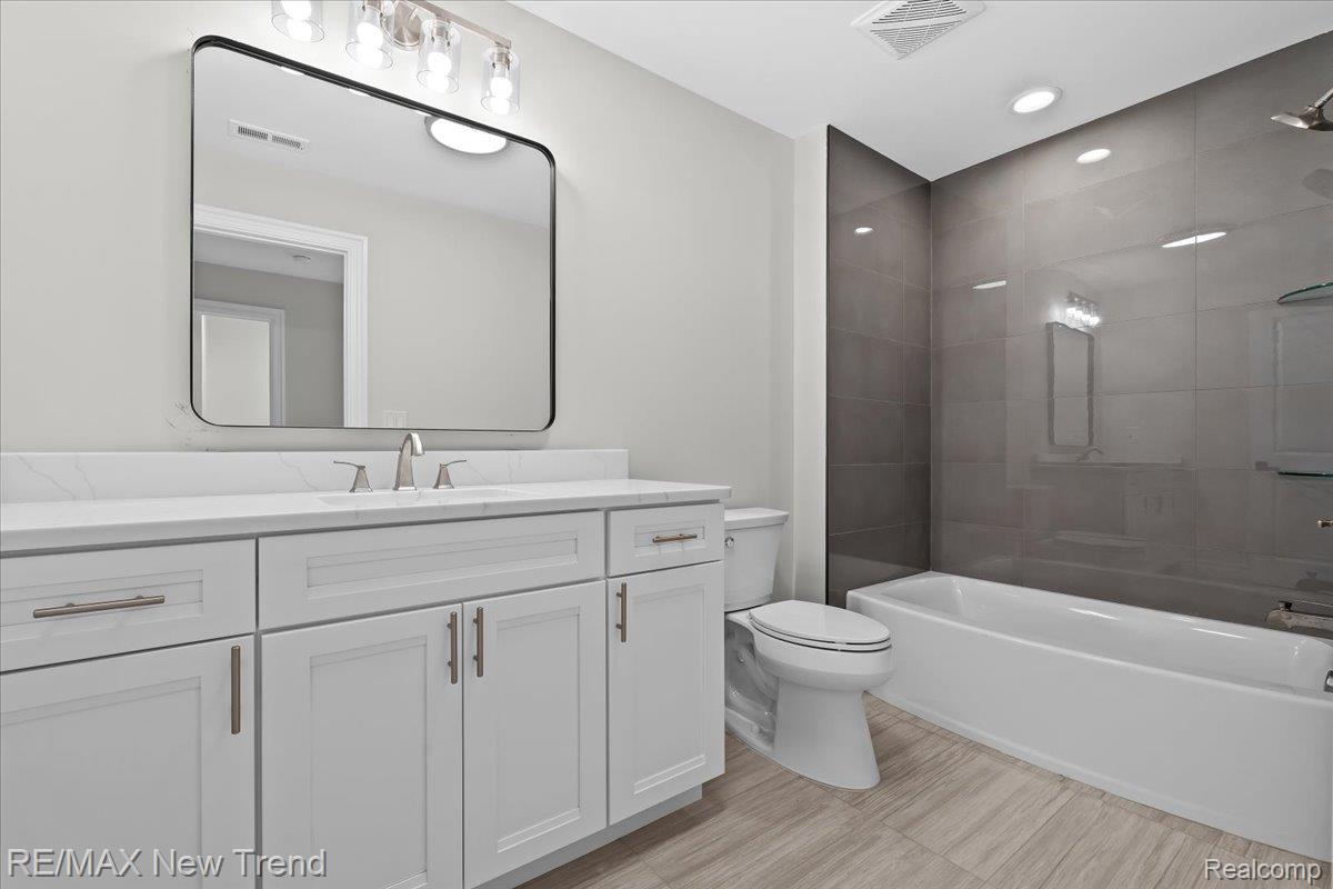 Farmingtonhills, Michigan, 48336, United States, 5 Bedrooms Bedrooms, ,5 BathroomsBathrooms,Residential,Active,1945053