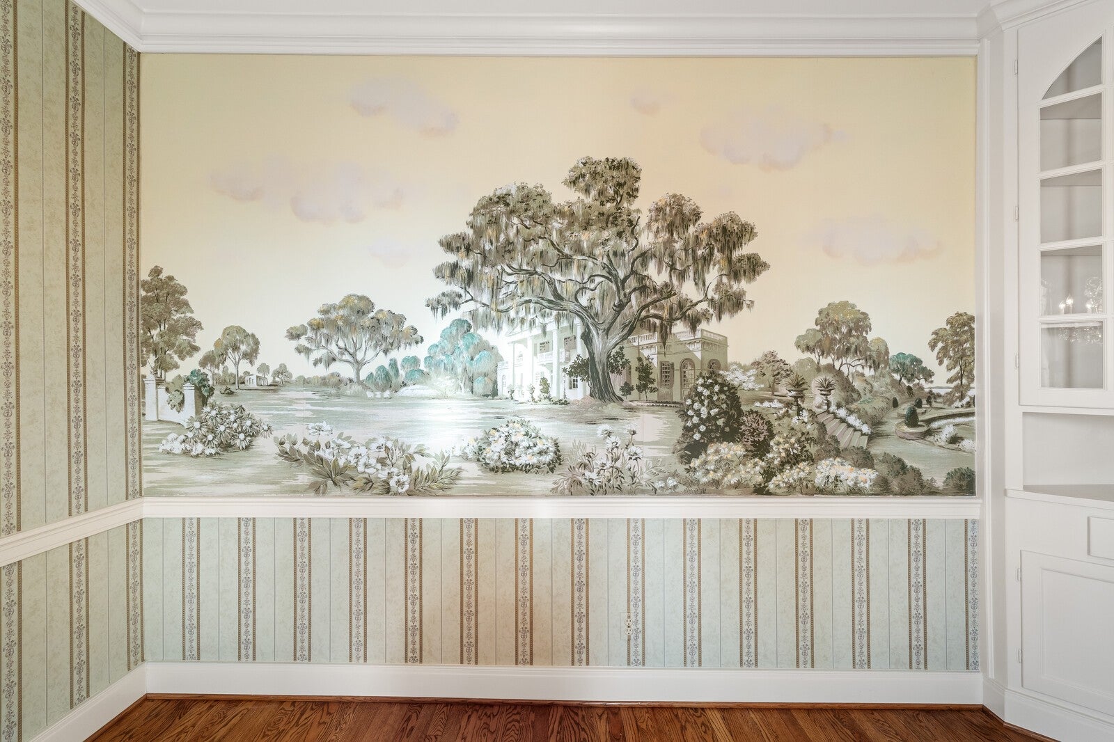 Nashville, Tennessee, 37215, United States, 4 Bedrooms Bedrooms, ,3 BathroomsBathrooms,Residential,Active,1997588