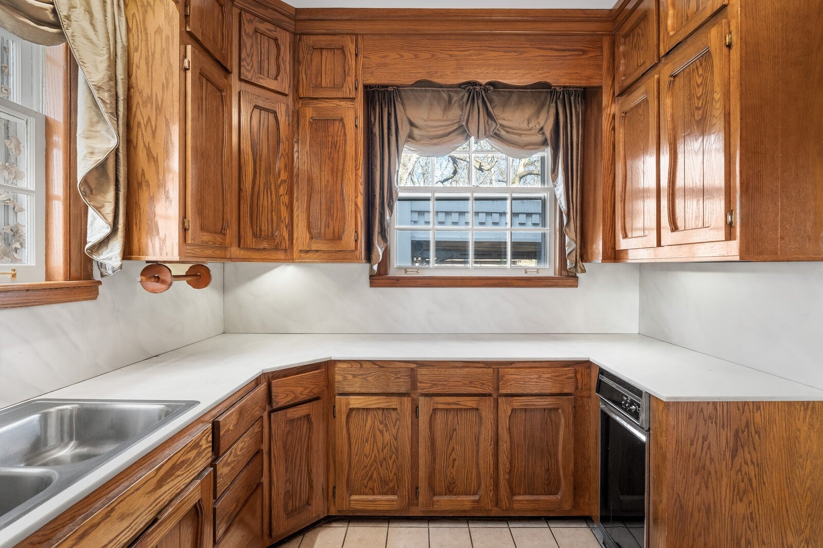 Nashville, Tennessee, 37215, United States, 4 Bedrooms Bedrooms, ,3 BathroomsBathrooms,Residential,Active,1997588