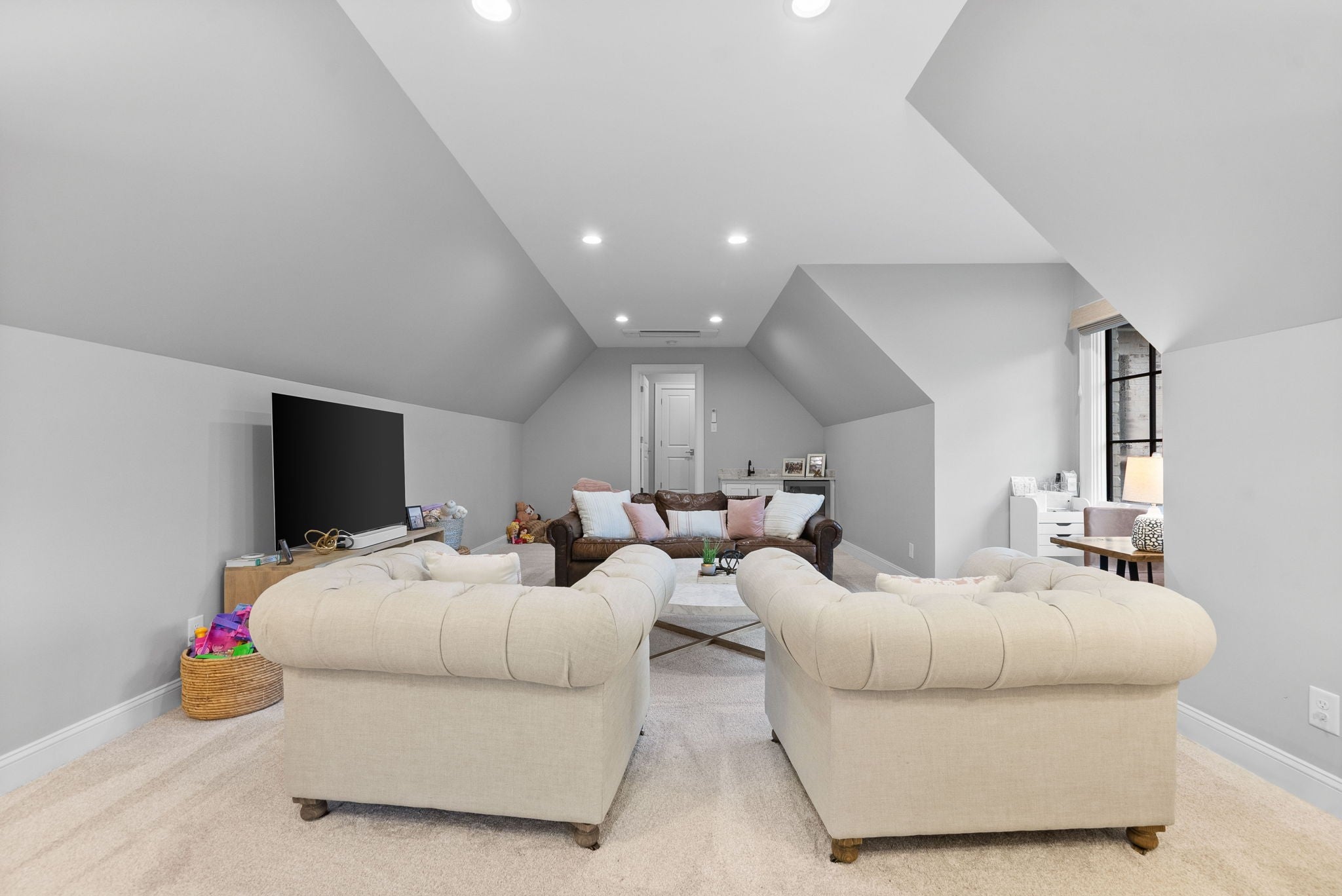 Clarksville, Tennessee, 37043, United States, 7 Bedrooms Bedrooms, ,4 BathroomsBathrooms,Residential,Active,1994960