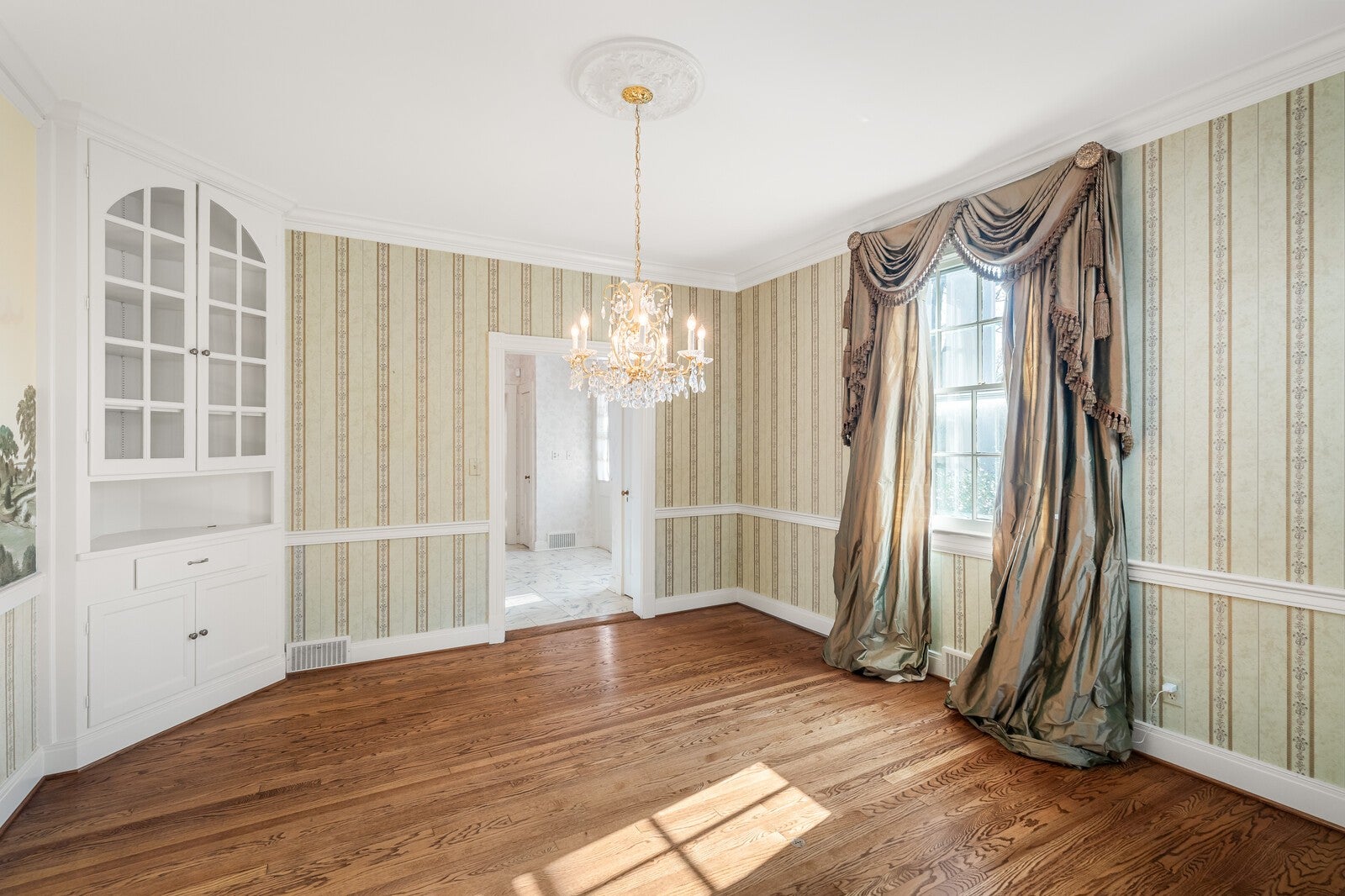 Nashville, Tennessee, 37215, United States, 4 Bedrooms Bedrooms, ,3 BathroomsBathrooms,Residential,Active,1997588