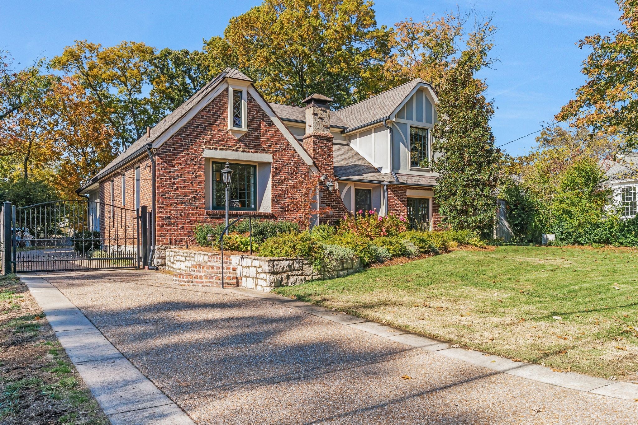 Nashville, Tennessee, 37215, United States, 4 Bedrooms Bedrooms, ,5 BathroomsBathrooms,Residential,Active,1988489