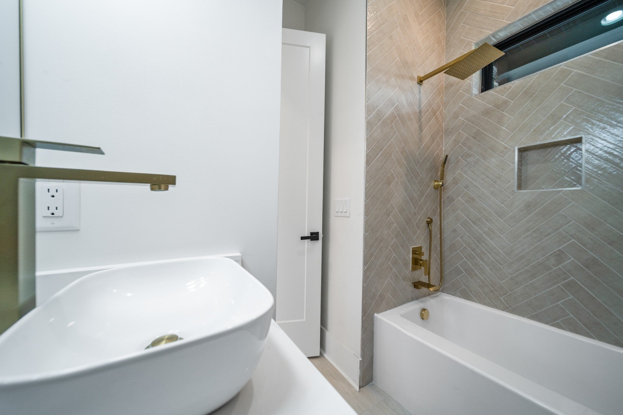 Nashville, Tennessee, 37209, United States, 4 Bedrooms Bedrooms, ,5 BathroomsBathrooms,Residential,Active,2007985