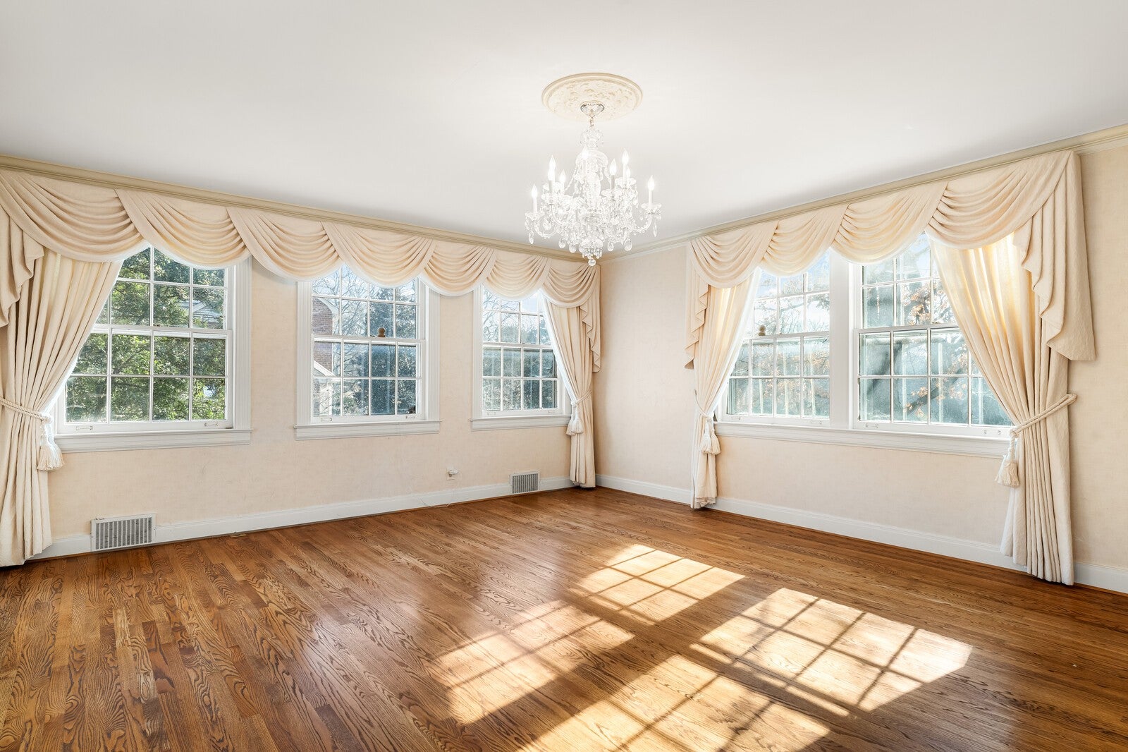 Nashville, Tennessee, 37215, United States, 4 Bedrooms Bedrooms, ,3 BathroomsBathrooms,Residential,Active,1997588