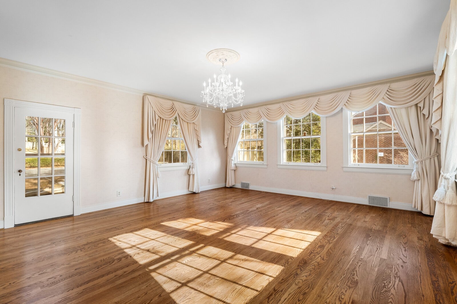 Nashville, Tennessee, 37215, United States, 4 Bedrooms Bedrooms, ,3 BathroomsBathrooms,Residential,Active,1997588