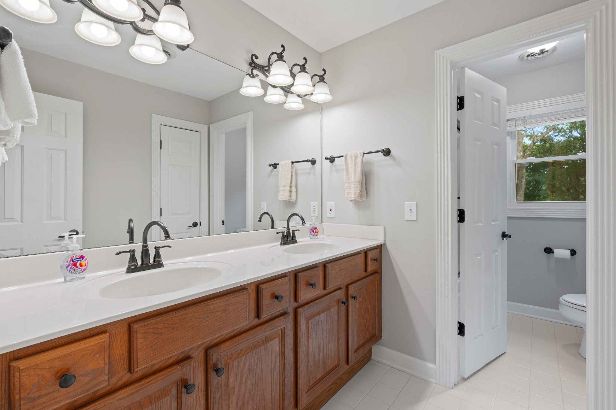 Gallatin, Tennessee, 37066, United States, 4 Bedrooms Bedrooms, ,5 BathroomsBathrooms,Residential,Active,1834473