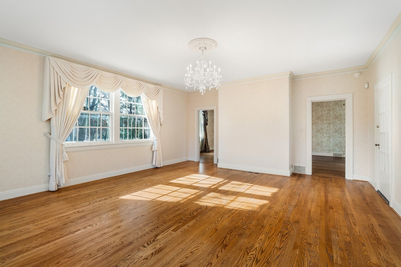 Nashville, Tennessee, 37215, United States, 4 Bedrooms Bedrooms, ,3 BathroomsBathrooms,Residential,Active,1997588