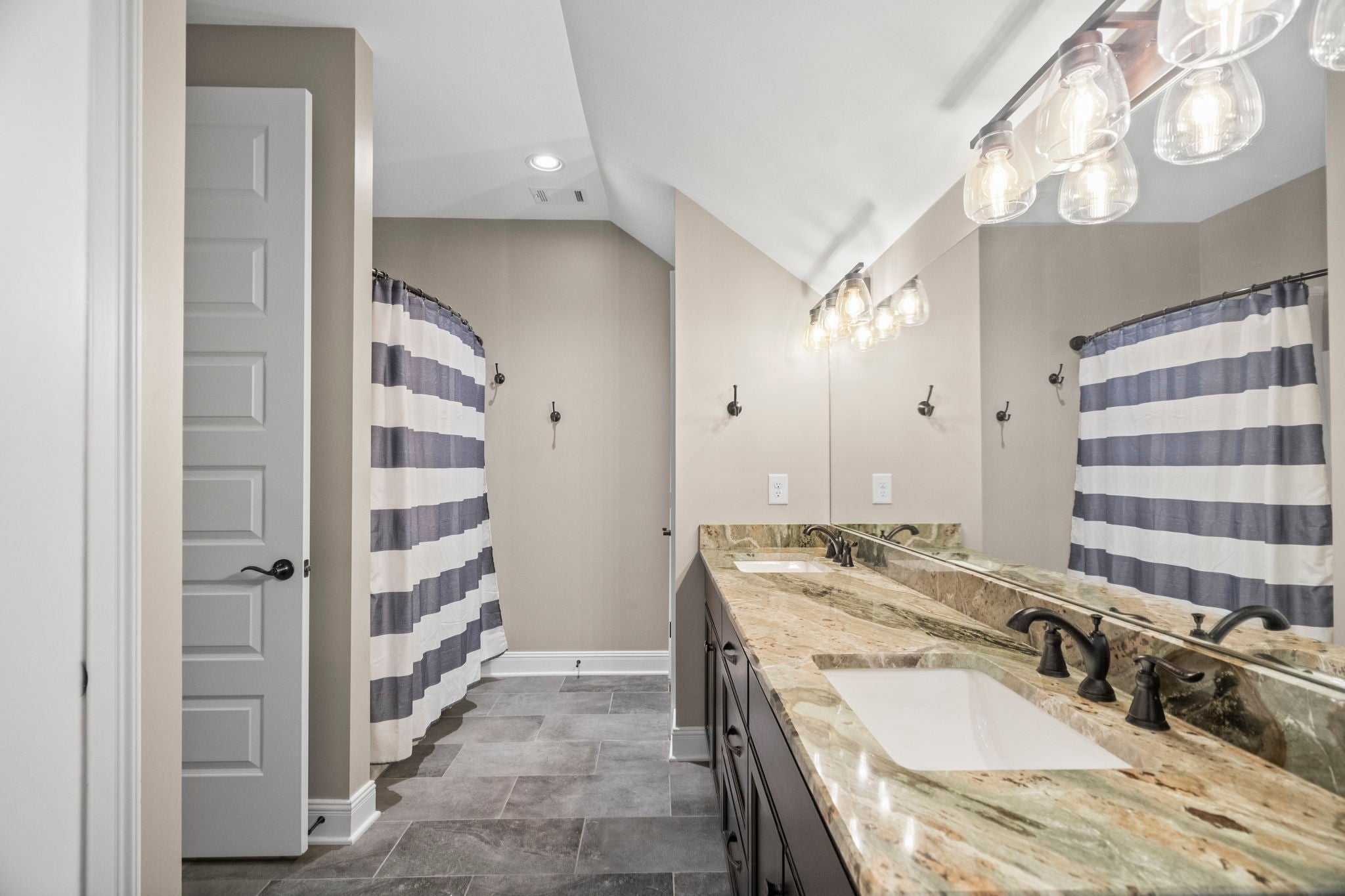 Cross Plains, Tennessee, 37049, United States, 5 Bedrooms Bedrooms, ,6 BathroomsBathrooms,Residential,Active,1919379