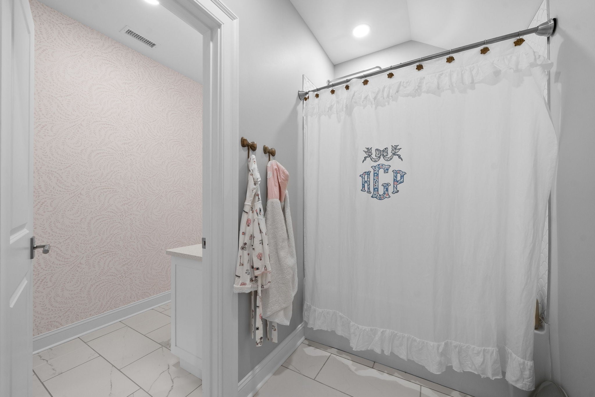 Clarksville, Tennessee, 37043, United States, 7 Bedrooms Bedrooms, ,4 BathroomsBathrooms,Residential,Active,1994960