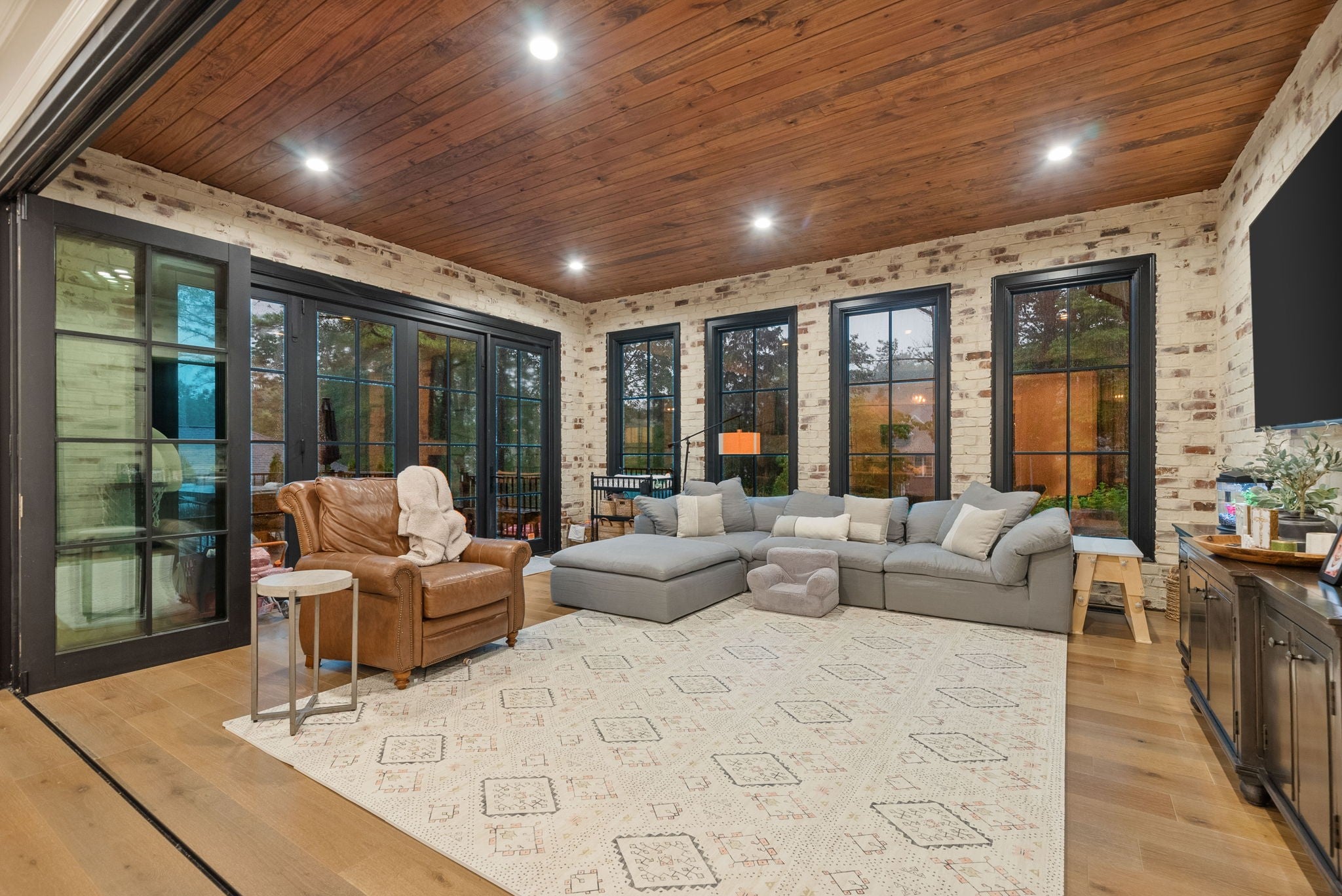 Clarksville, Tennessee, 37043, United States, 7 Bedrooms Bedrooms, ,4 BathroomsBathrooms,Residential,Active,1994960