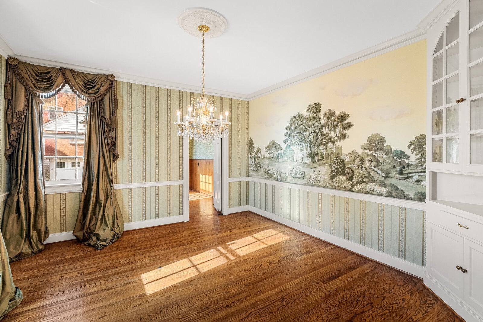 Nashville, Tennessee, 37215, United States, 4 Bedrooms Bedrooms, ,3 BathroomsBathrooms,Residential,Active,1997588