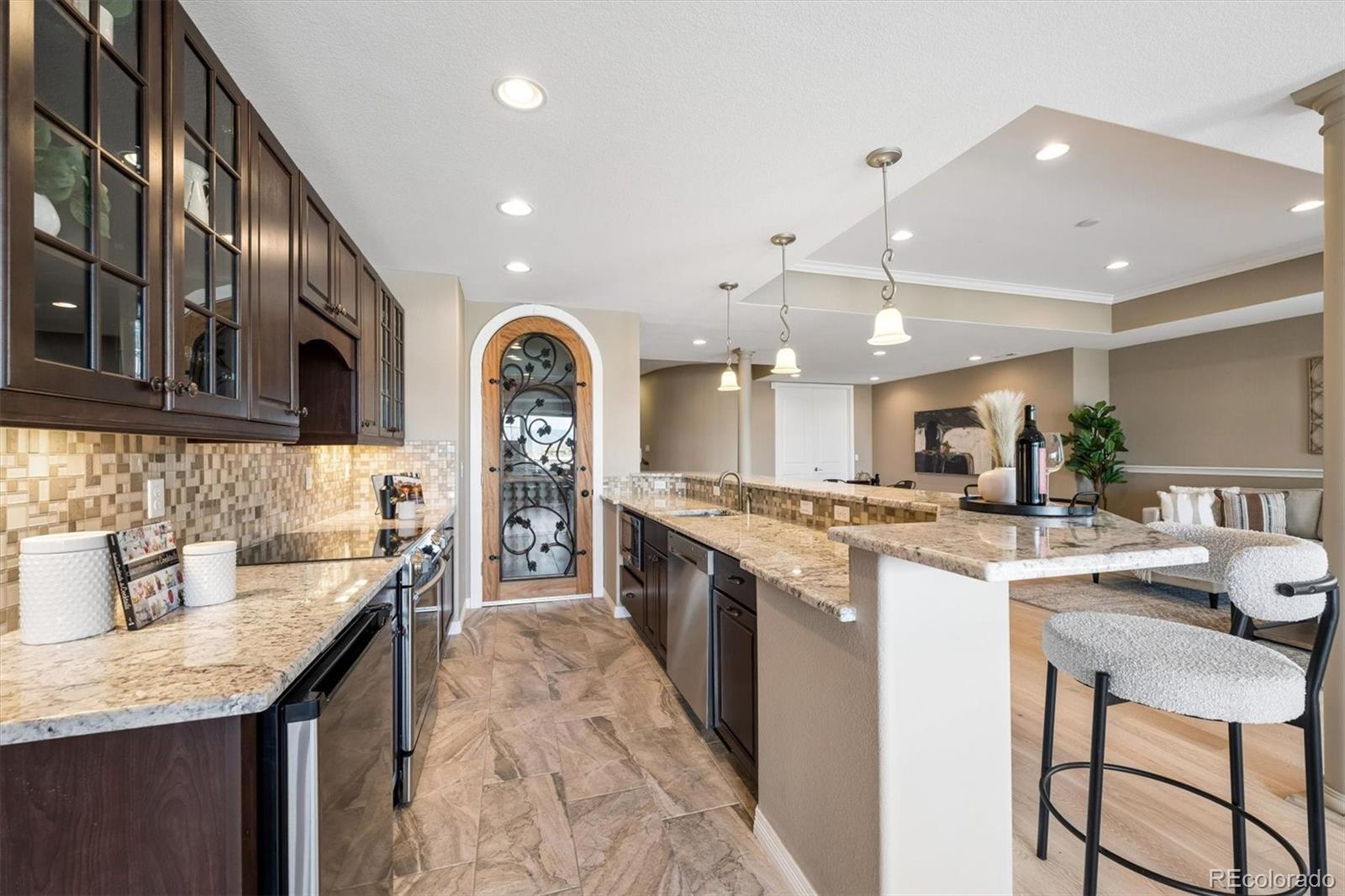 Spectacular, unobstructed panoramic mountain views from all three leve – image 33