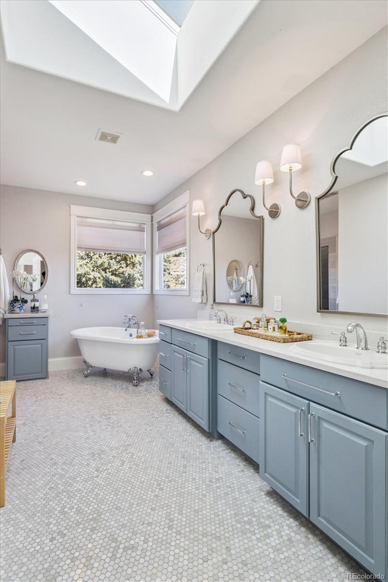 Englewood, Colorado, 80111, United States, 5 Bedrooms Bedrooms, ,6 BathroomsBathrooms,Residential,Active,1992207