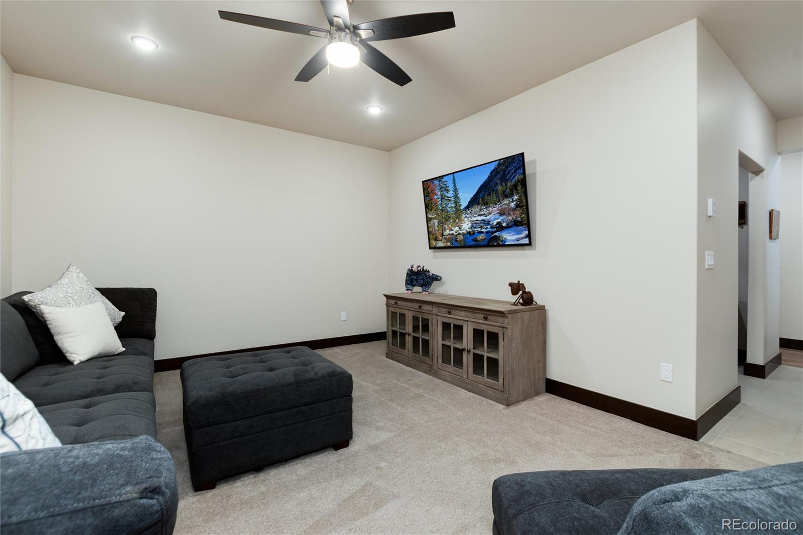 Silverthorne, Colorado, 80498, United States, 3 Bedrooms Bedrooms, ,3 BathroomsBathrooms,Residential,Active,1823934