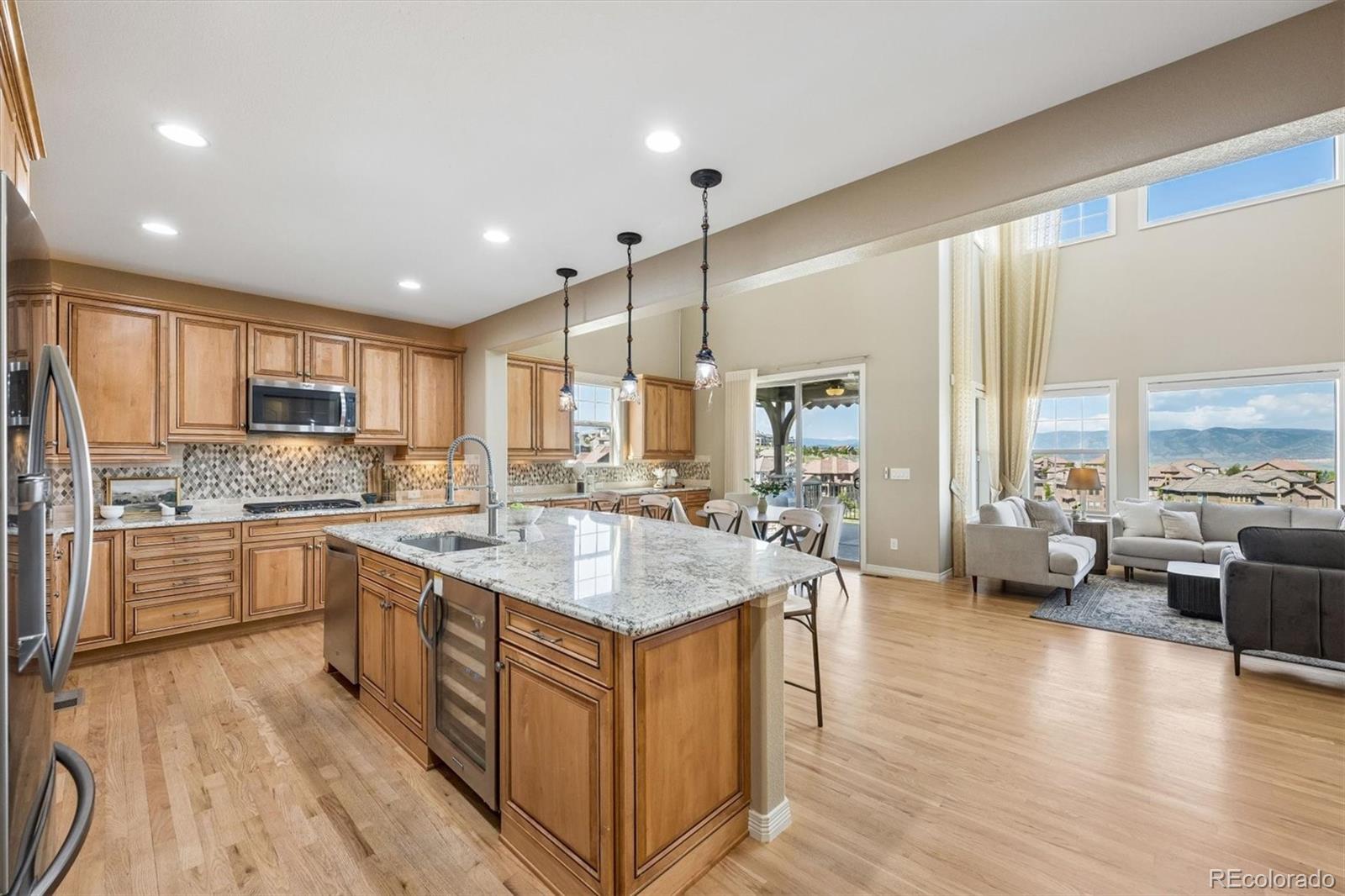 Spectacular, unobstructed panoramic mountain views from all three leve – image 9