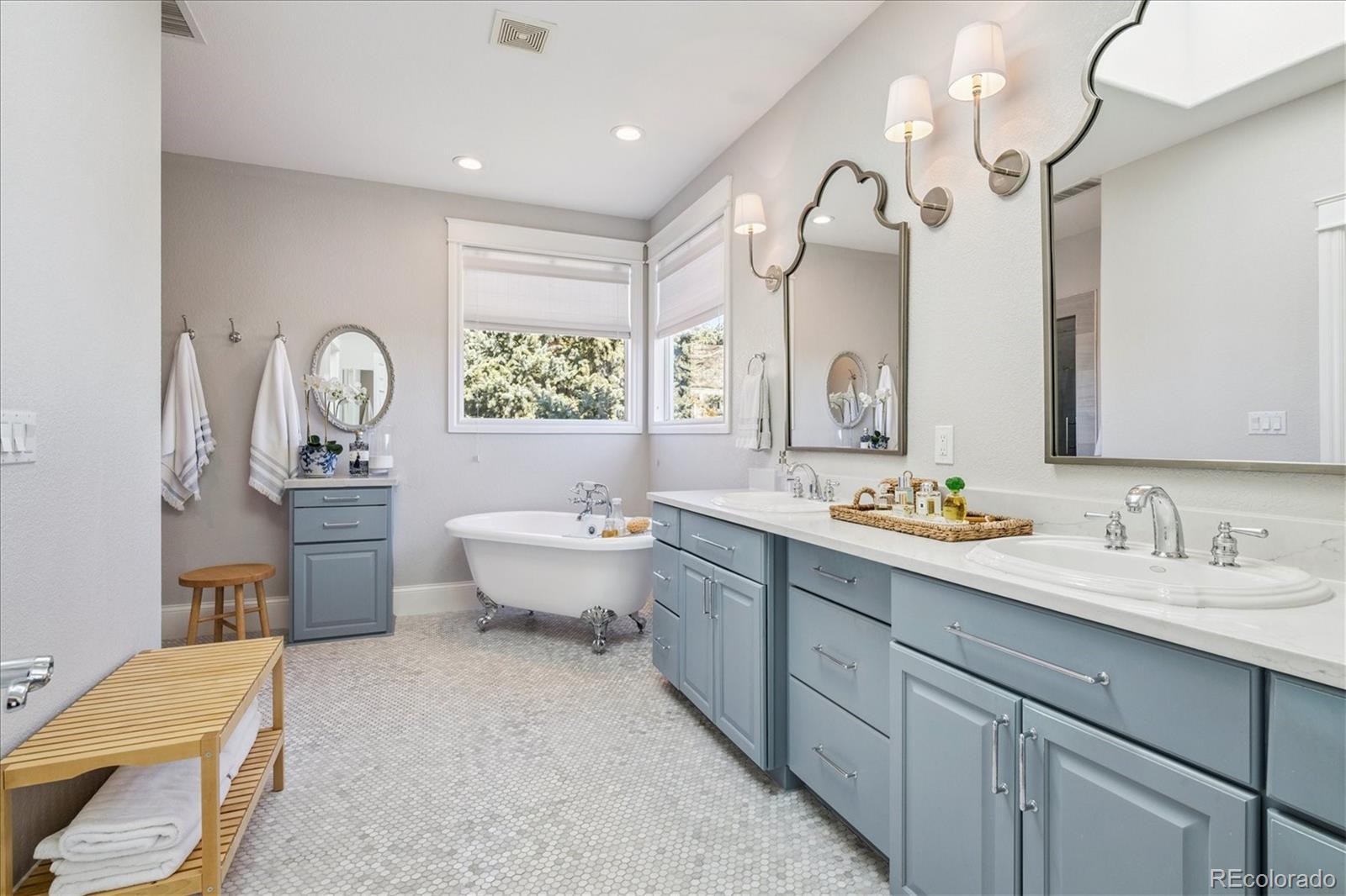 Englewood, Colorado, 80111, United States, 5 Bedrooms Bedrooms, ,6 BathroomsBathrooms,Residential,Active,1992207