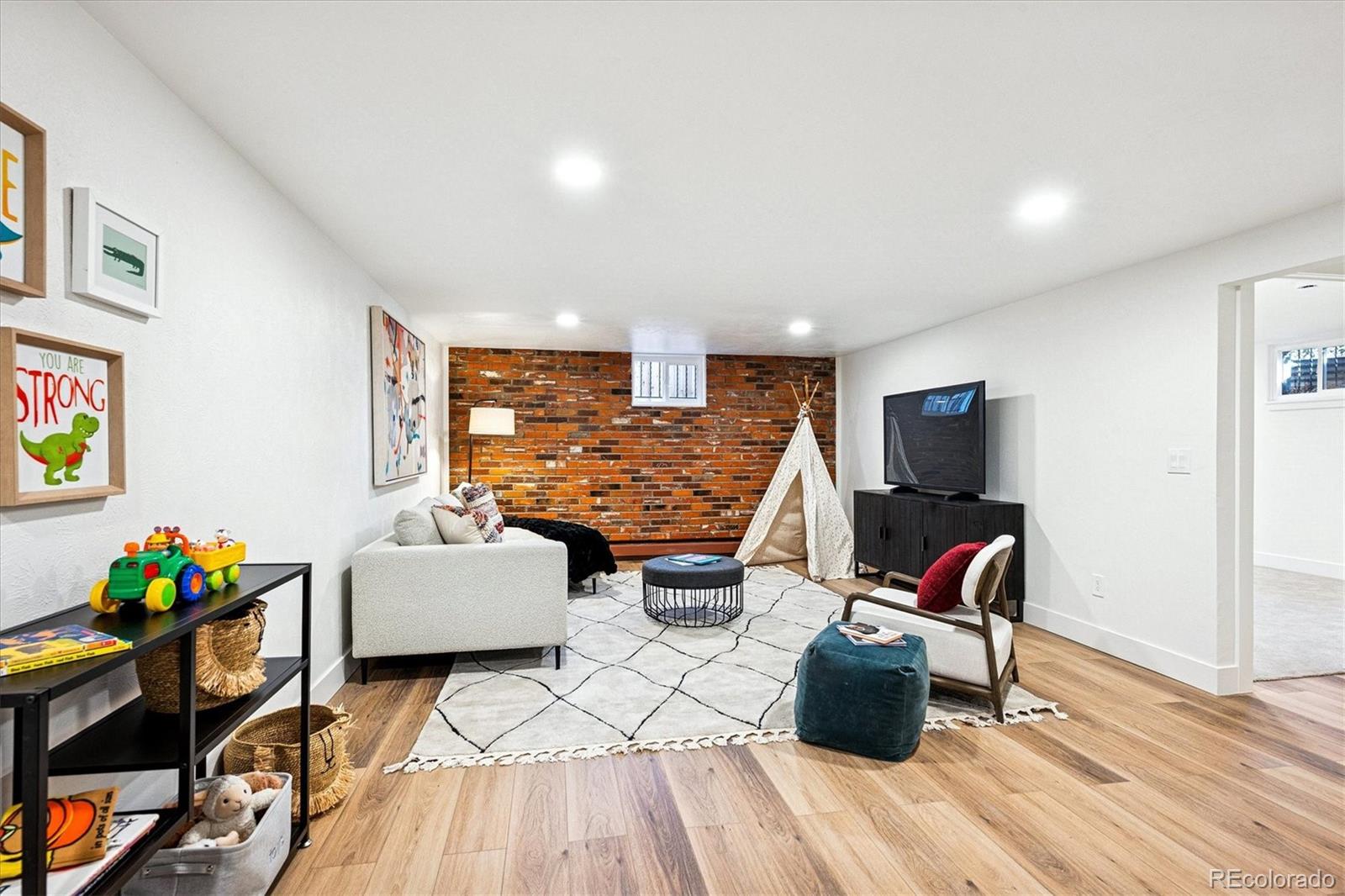 Denver, Colorado, 80237, United States, 5 Bedrooms Bedrooms, ,4 BathroomsBathrooms,Residential,Active,2008256