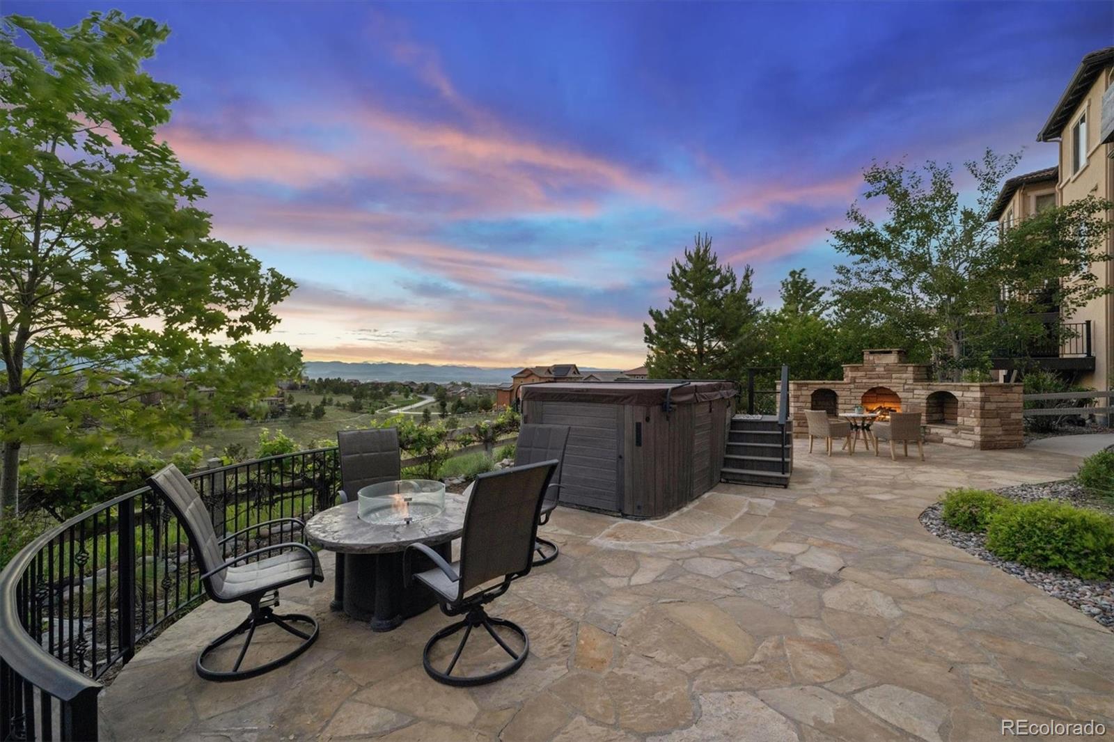 Spectacular, unobstructed panoramic mountain views from all three leve – image 40