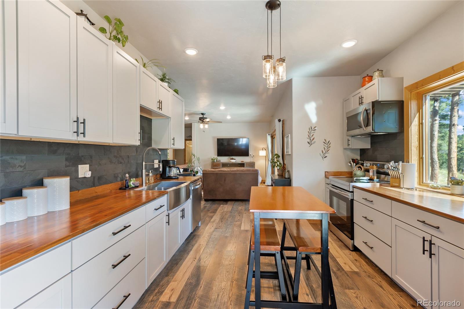 Florissant, Colorado, 80816, United States, 3 Bedrooms Bedrooms, ,3 BathroomsBathrooms,Residential,Active,1945362