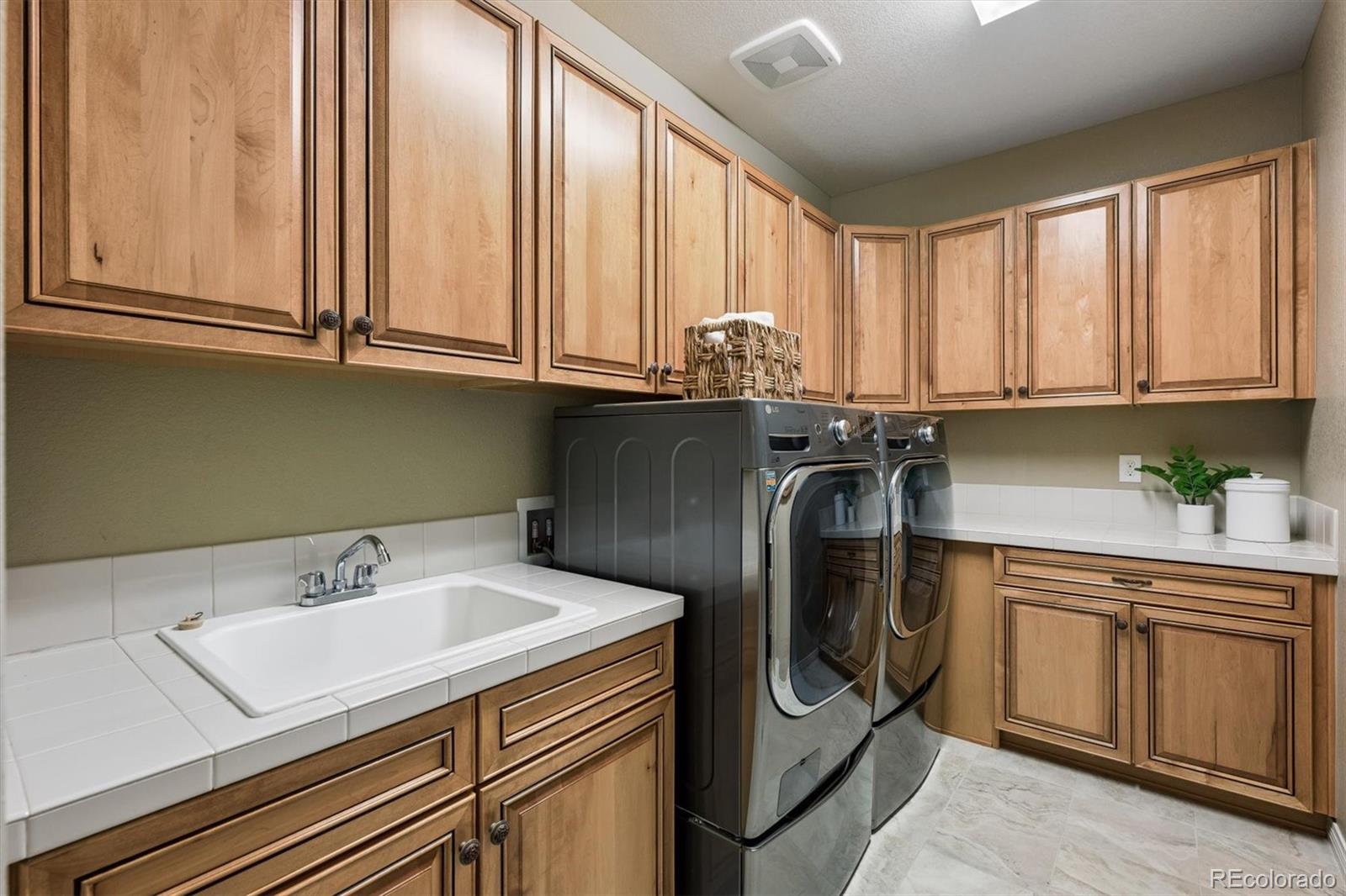 Spectacular, unobstructed panoramic mountain views from all three leve – image 25